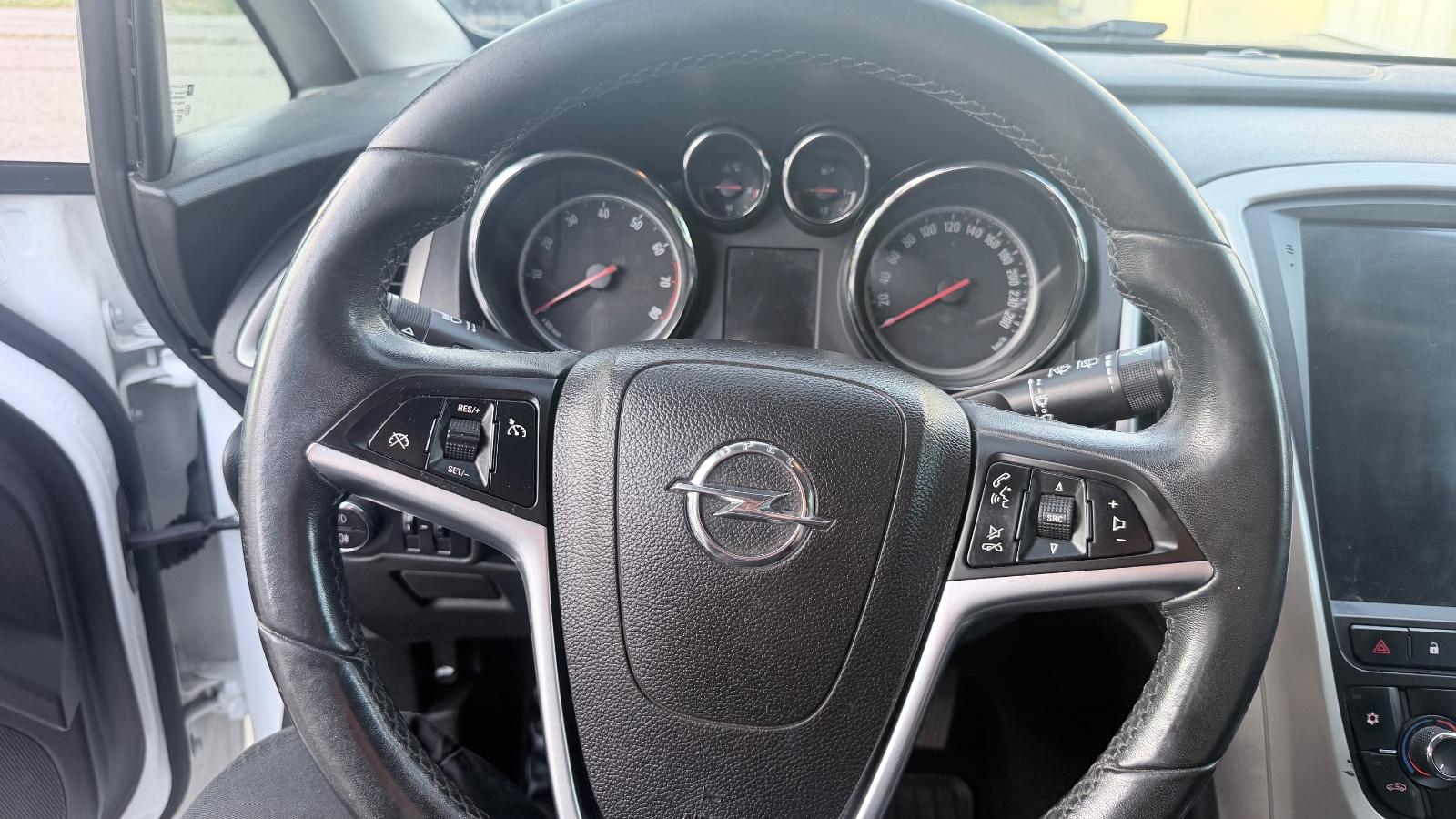 Opel Astra 2011 — photo 16