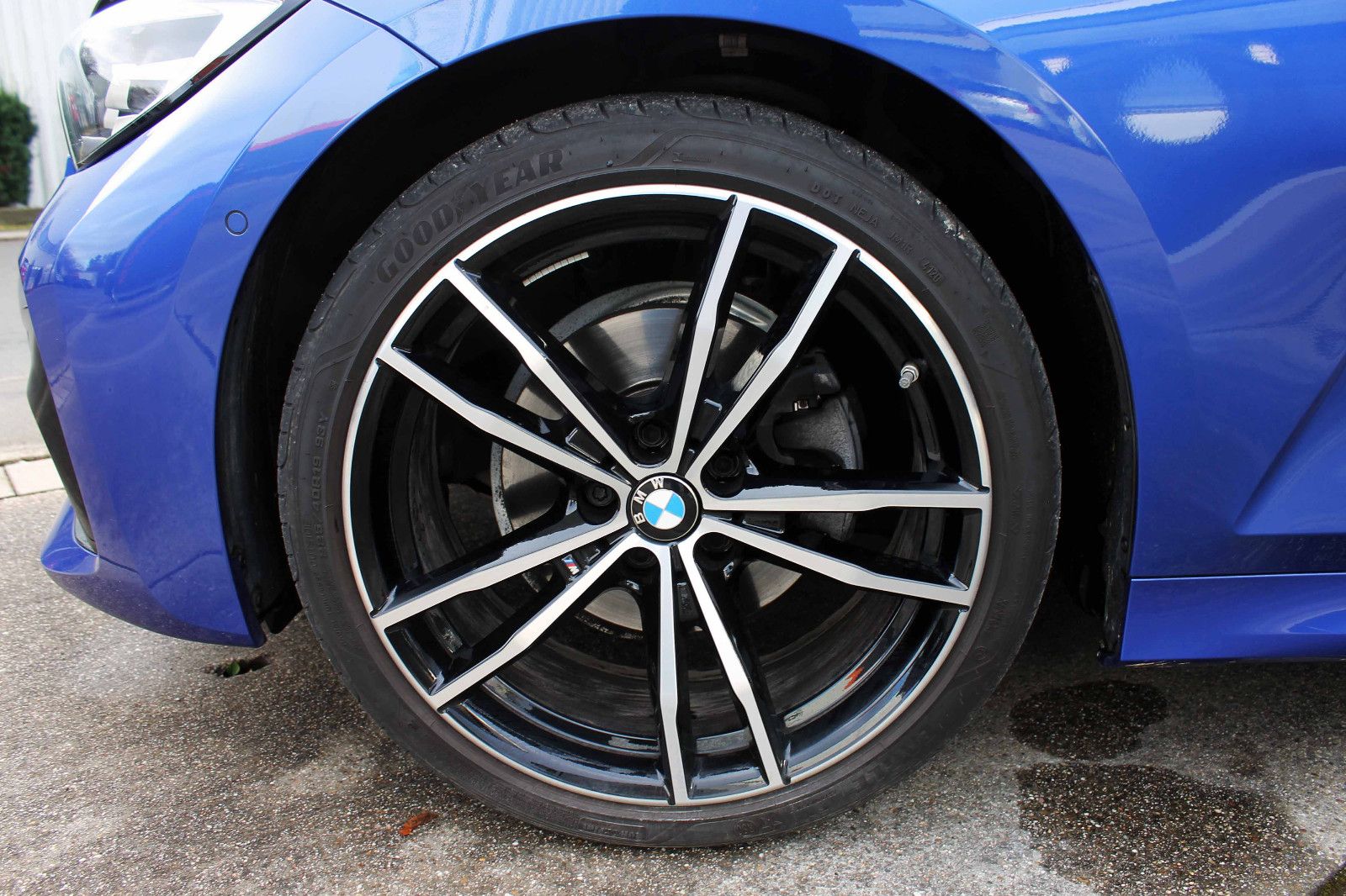 Fahrzeugabbildung BMW 320i xDrive MSport Steptr. Temp PDC KAM LED NAV