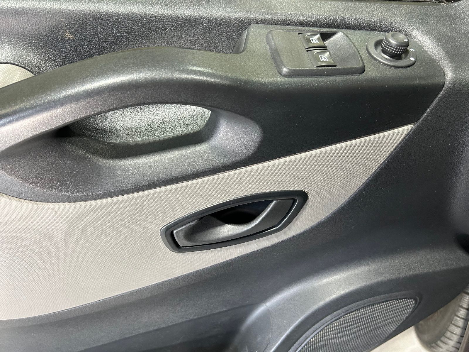 Fahrzeugabbildung Renault Trafic Combi L1H1 2,7t  Expression/9-SITZ/NAVI/