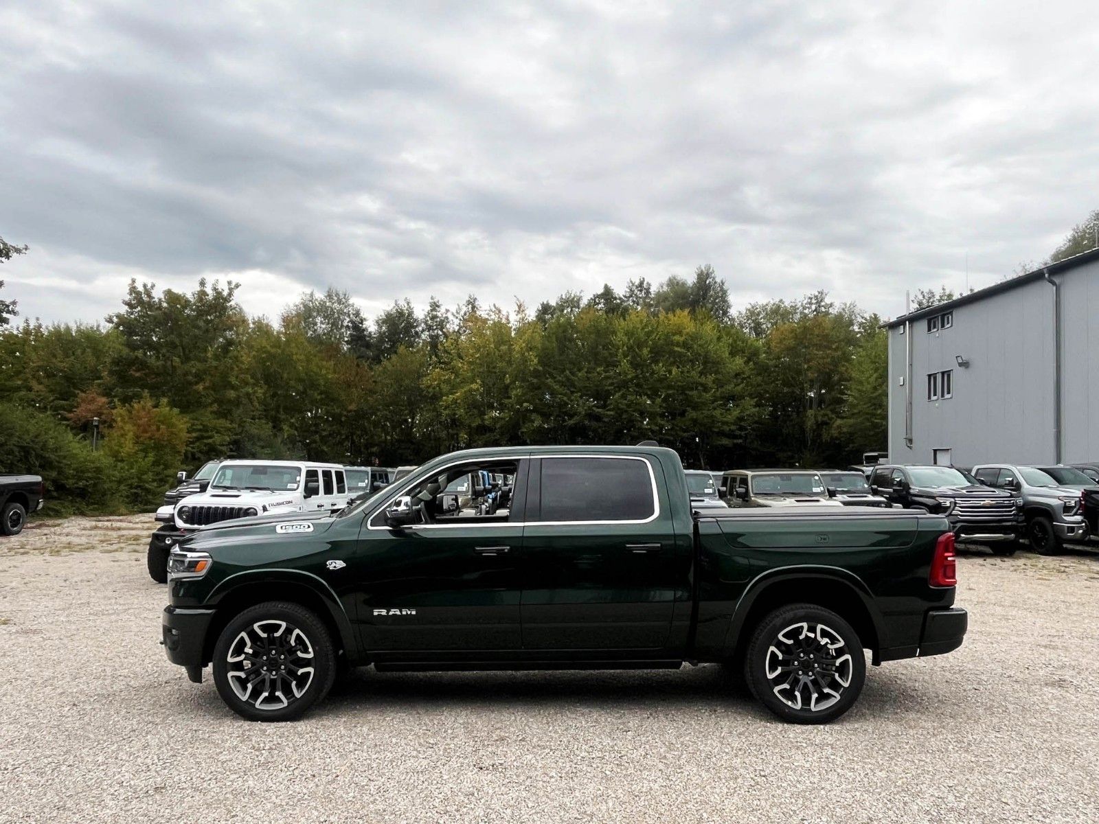 Vehicle photo 4