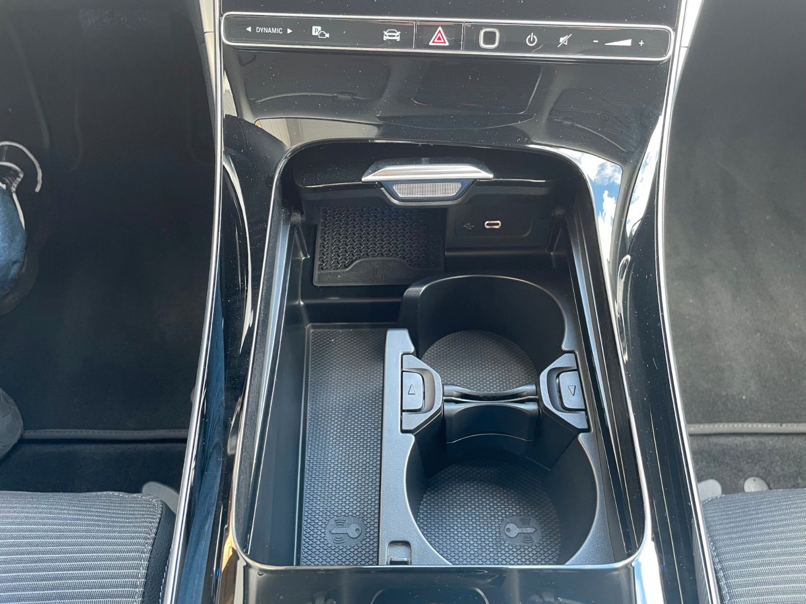 Fahrzeugabbildung Mercedes-Benz C 200 d AVANTGARDE 360°+TOTW+Carplay+Ambiente