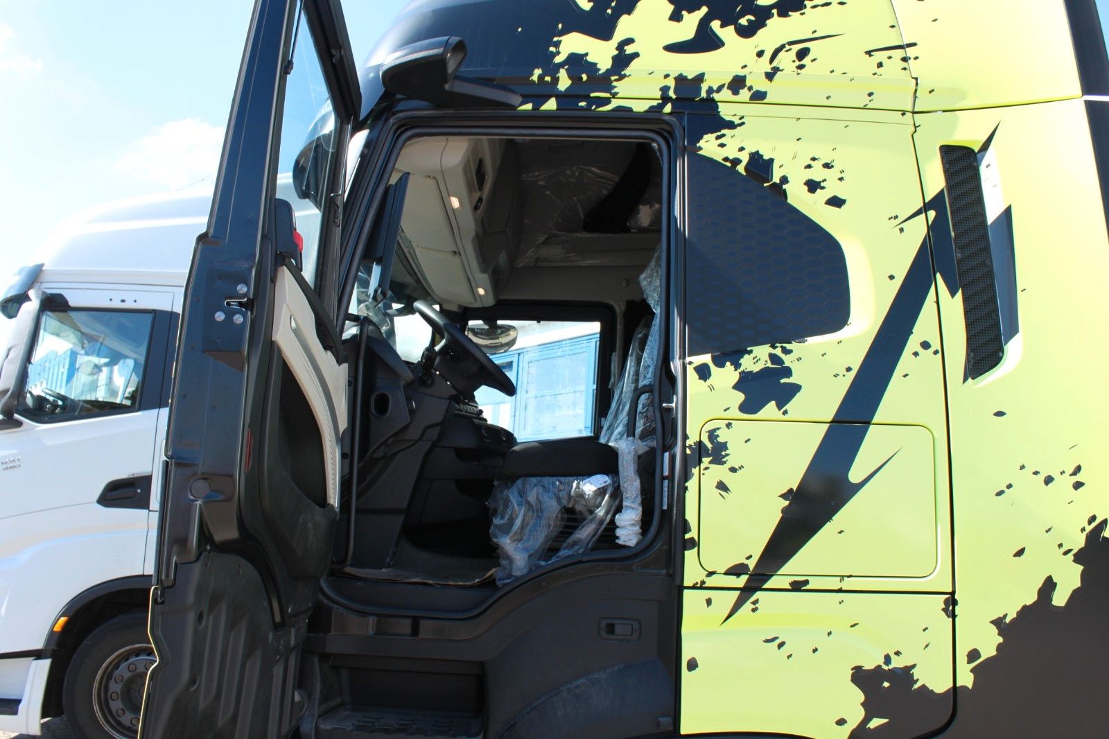 Fahrzeugabbildung Iveco S-Way AS440S50T/FP LT   GUN METAL