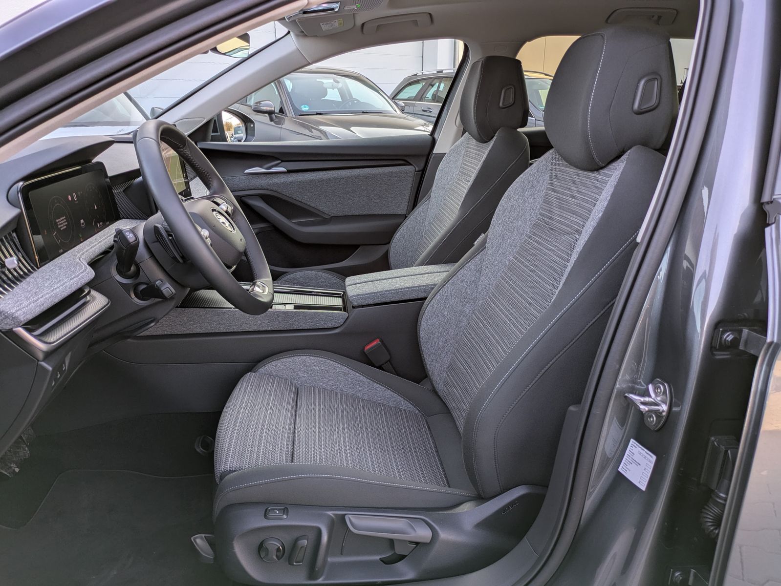 Fahrzeugabbildung SKODA Superb 2.0 TDI 4x4 Selection MATRIX*AHK*PANO*19"