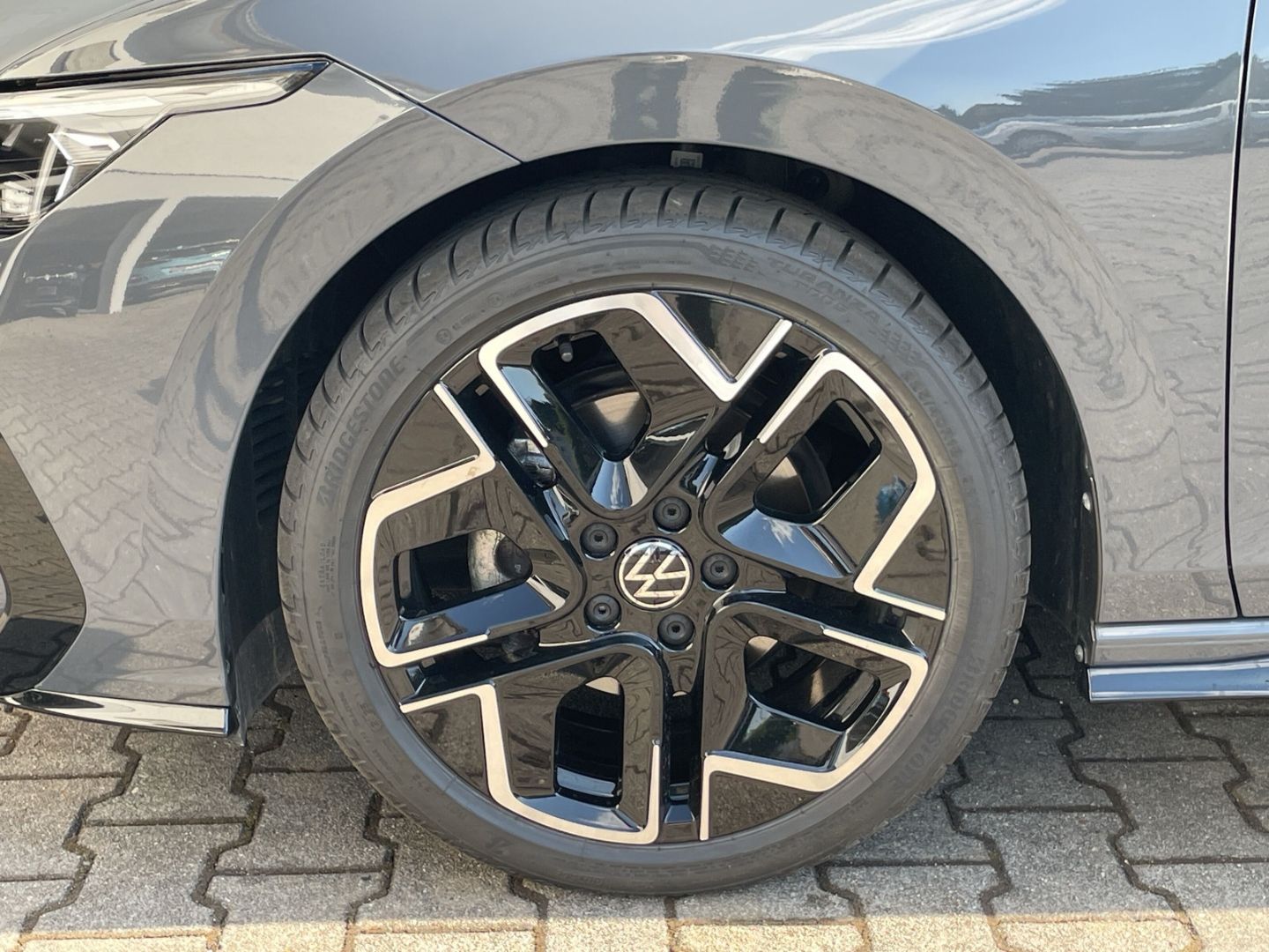 Golf VIII 1.5 eTSI DSG R-Line Kamera/Matrix/AHK/