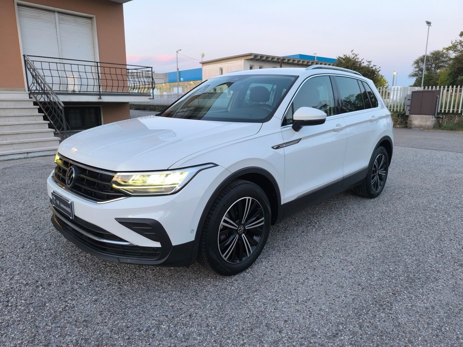 Volkswagen Tiguan - 1