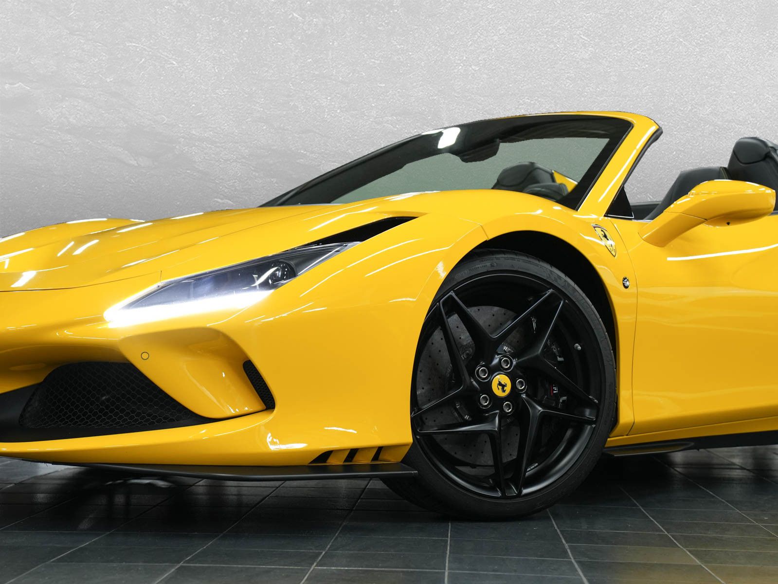 Fahrzeugabbildung Ferrari F8 Spider - Carbon! |Racing Sitze|JBL|BF-Display