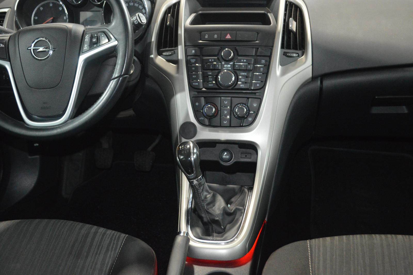 Opel Astra 2011 — photo 9