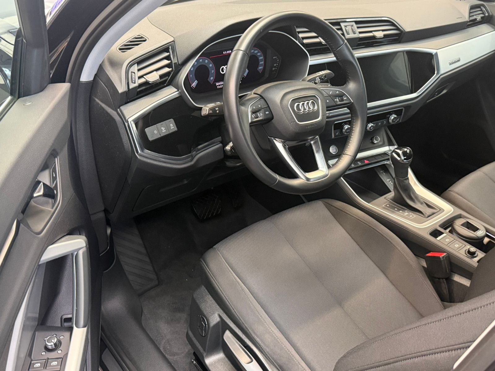 Fahrzeugabbildung Audi Q3 40 TFSI quattro advanced NAVI KLIMAAUTO PDC