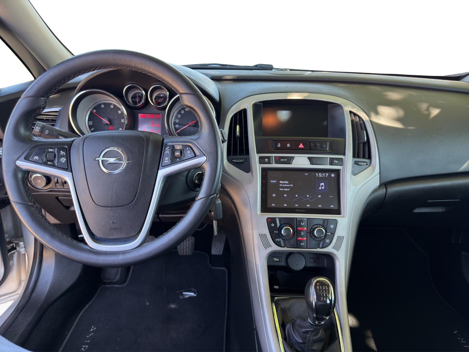 Opel Astra 2014 — photo 11