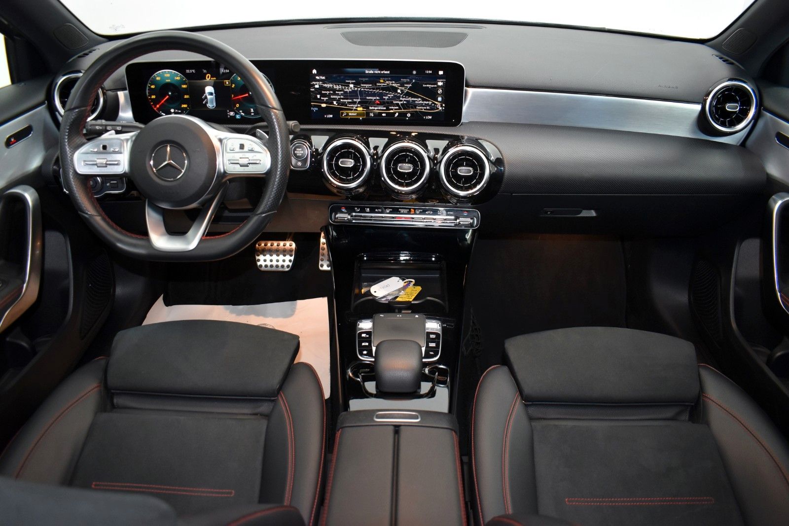 Fahrzeugabbildung Mercedes-Benz A 200 AMG line Int+Ext.,Alcantara,Navi,SH,LED