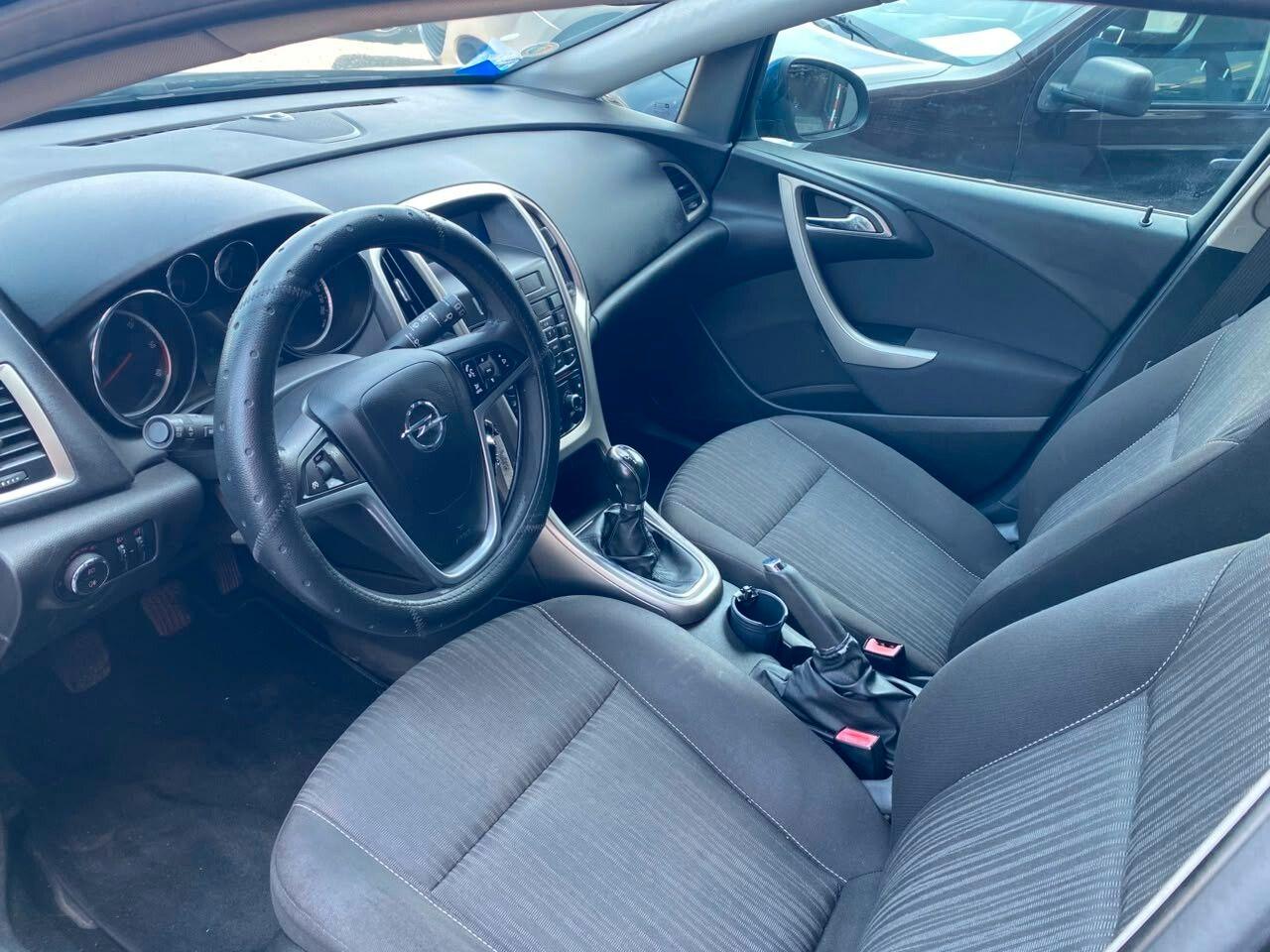 Opel Astra 2010 — photo 8