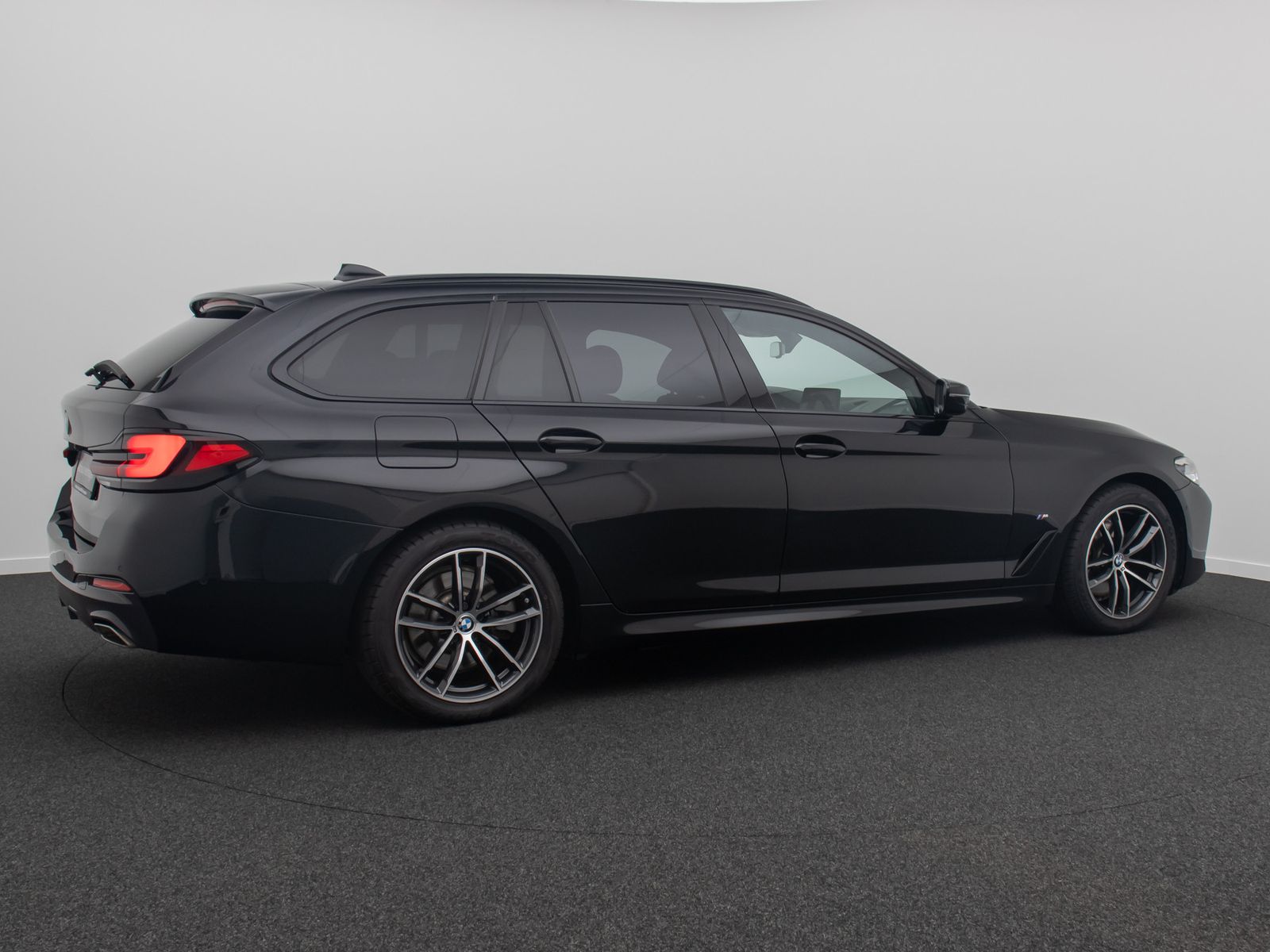 Fahrzeugabbildung BMW 520d xD M Sport Panorama Kamera DAB H/K Alarm