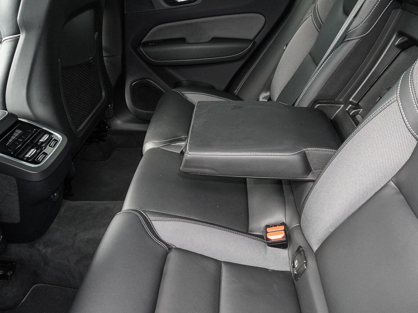 Volvo XC60 B4 B R-Design STANDHZG PANO AHK 360° H&K LE