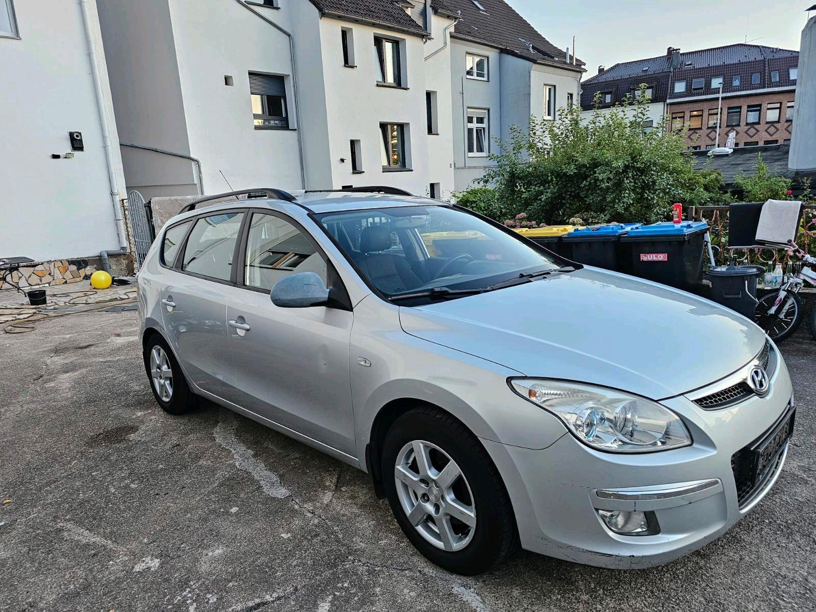 Hyundai i30 2009 — interior