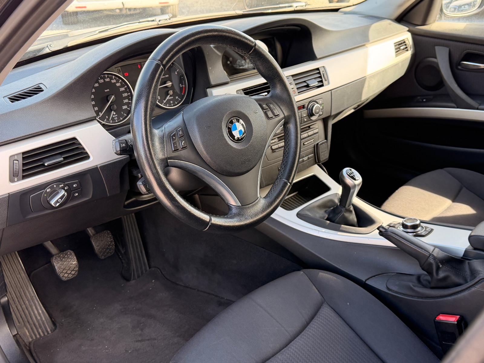 BMW 318 2011 — photo 8
