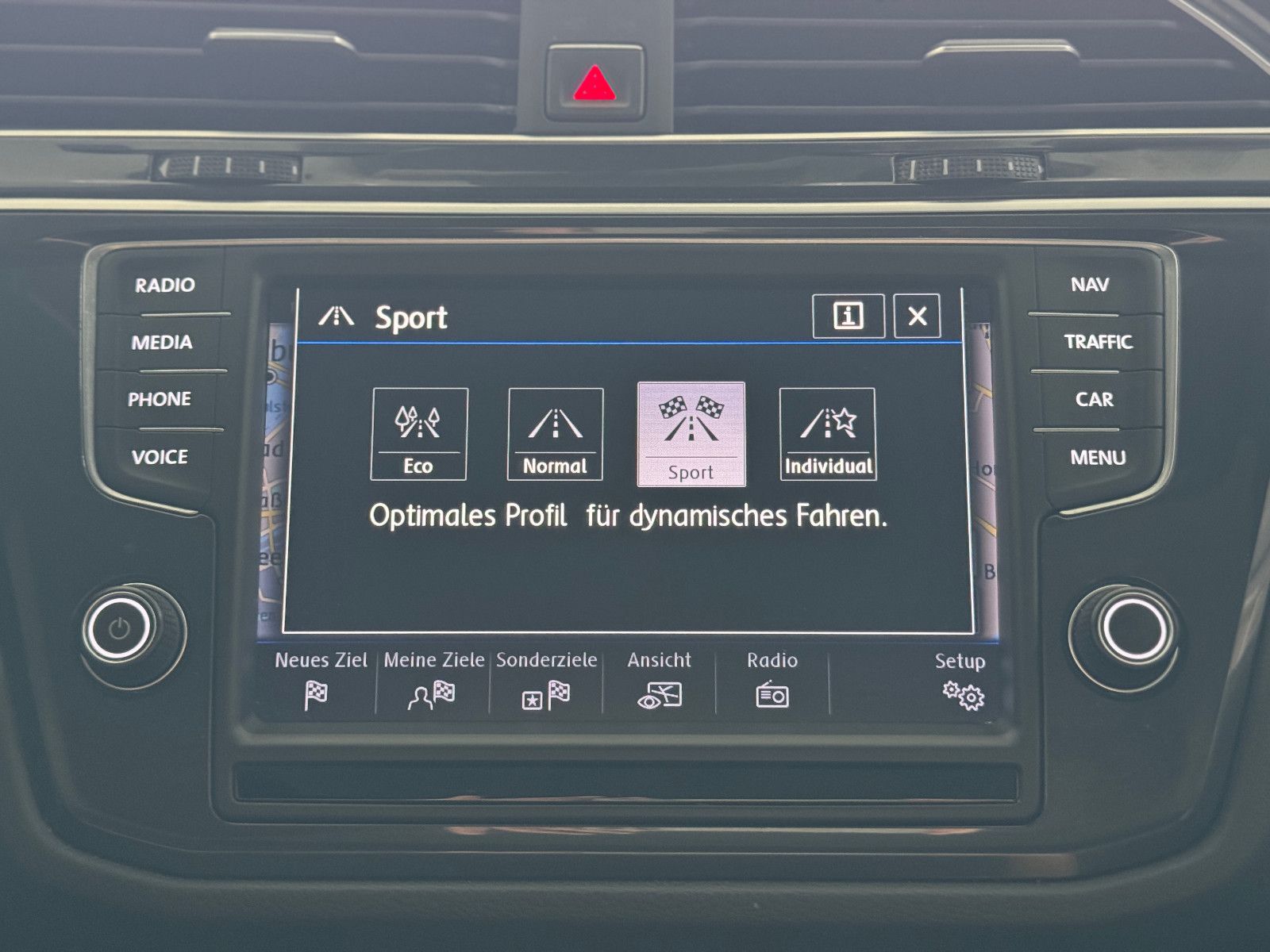 Fahrzeugabbildung Volkswagen Tiguan DSG 4MO 3X R-LINE PANO MEMORY BLACK STYLE