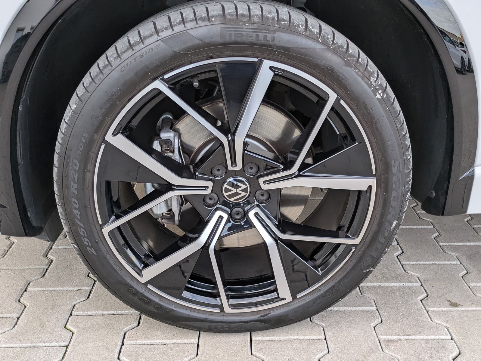 Fahrzeugabbildung Volkswagen Tiguan 2.0 TDI 4M R-Line PANO*H&K*AHK*MATRIX*20"