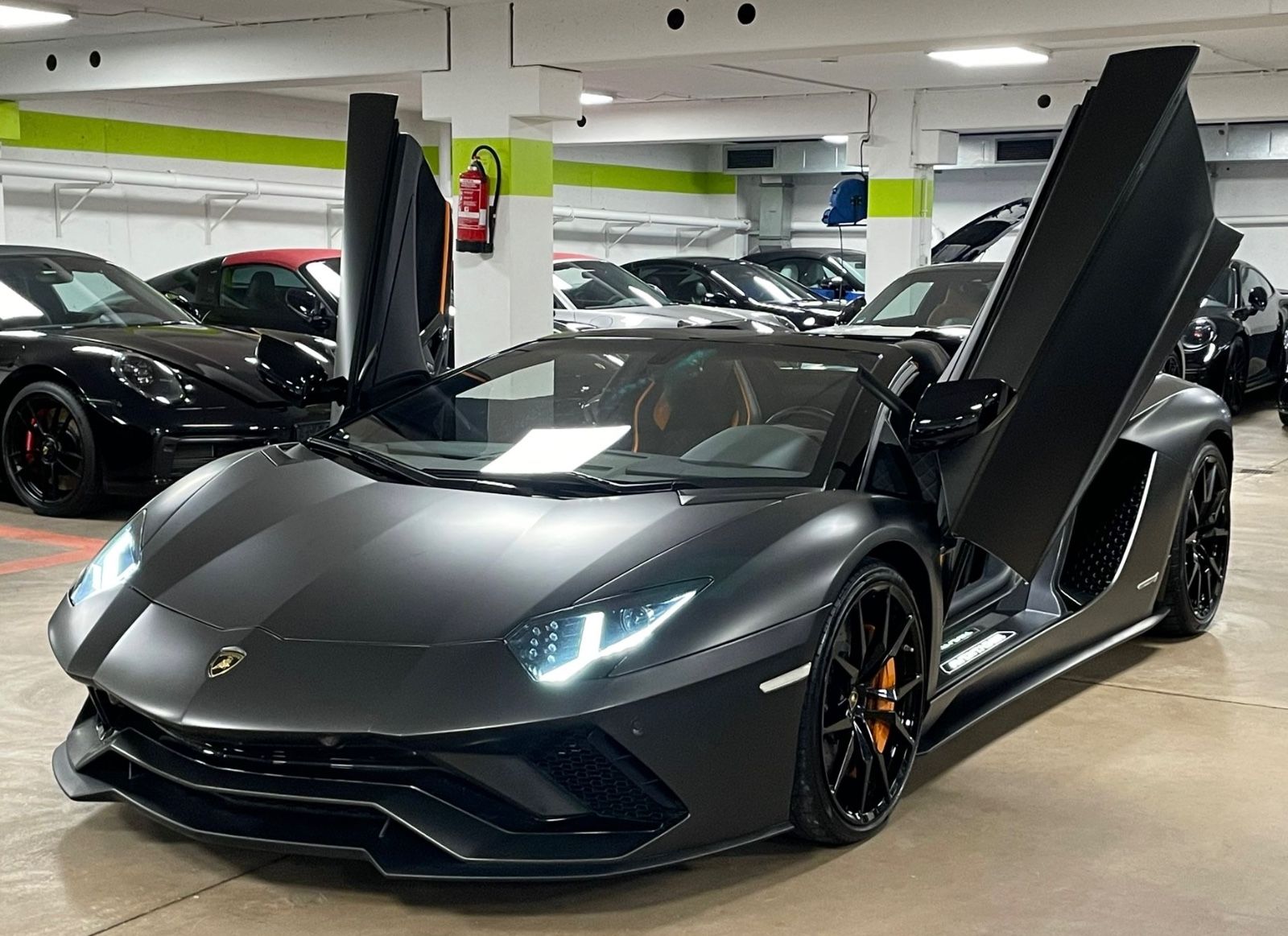 Fahrzeugabbildung Lamborghini AVENTADOR S ROADSTER CARBON LIFT TOPZUSTAND!!!