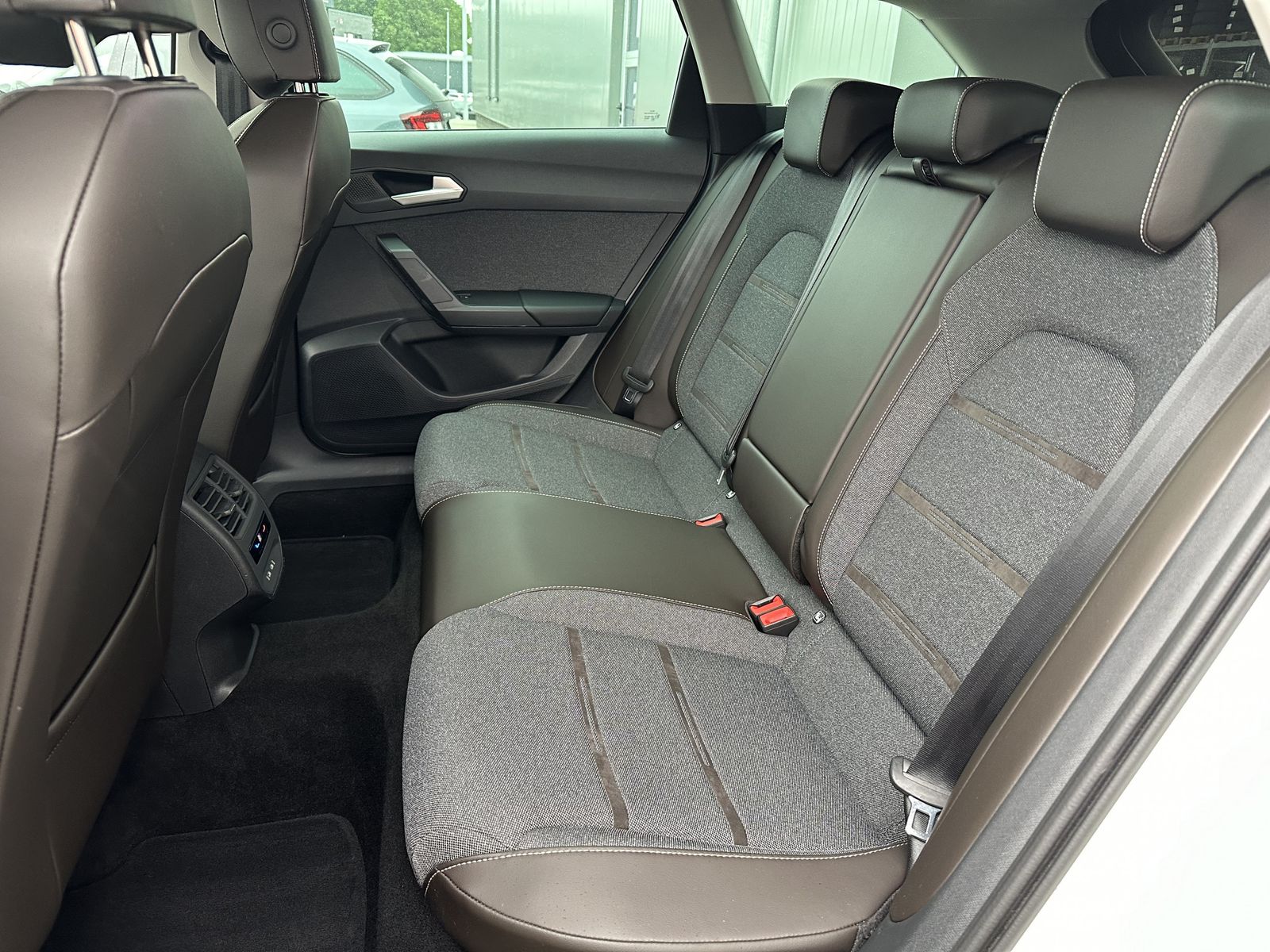 Fahrzeugabbildung SEAT Leon SpT 2.0 TDI DSG Xcellence NAV+LED+AHK+VCOCK