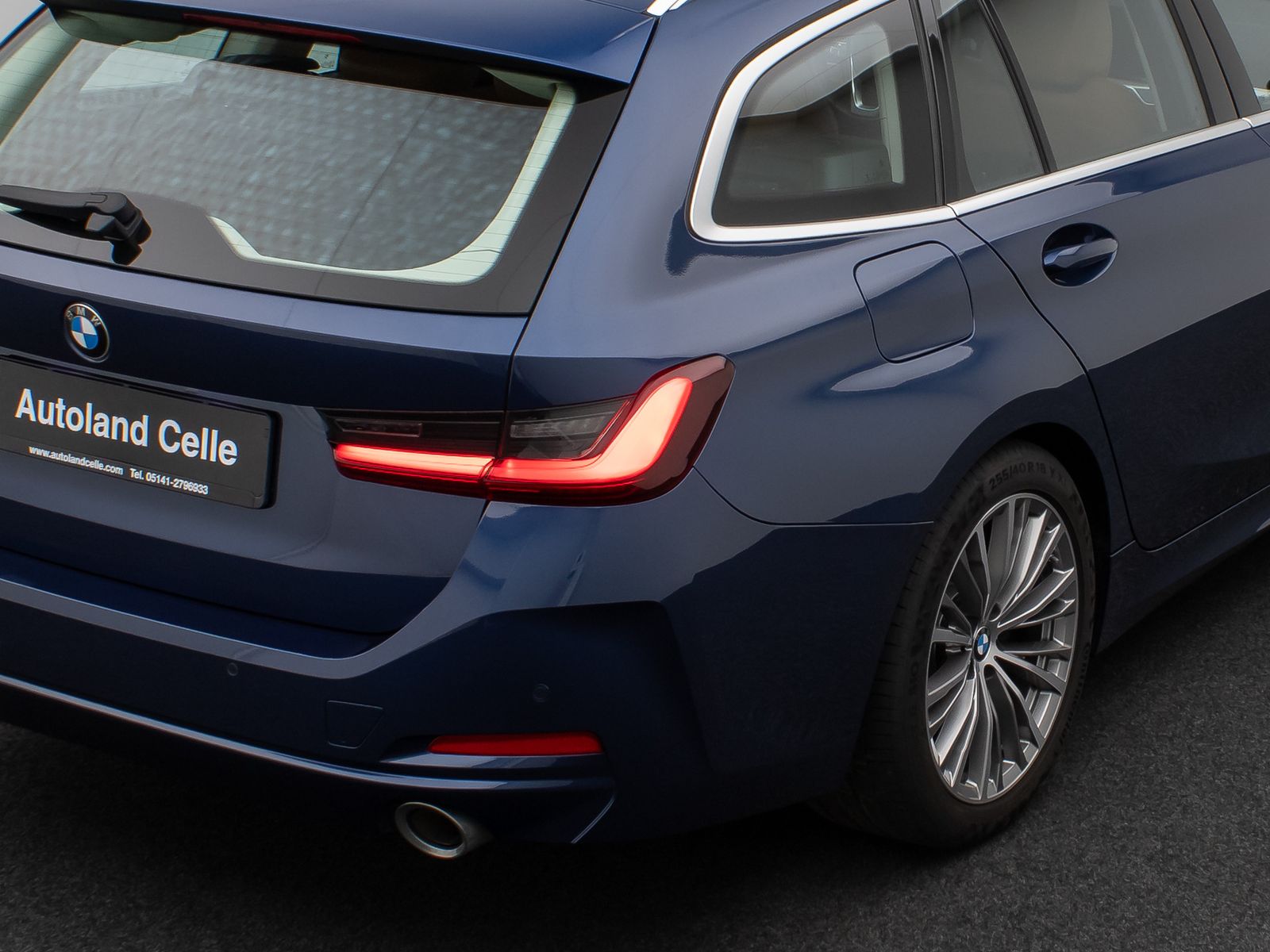 Fahrzeugabbildung BMW 320d Individual DAB HiFi Leder AHK Alarm Sport