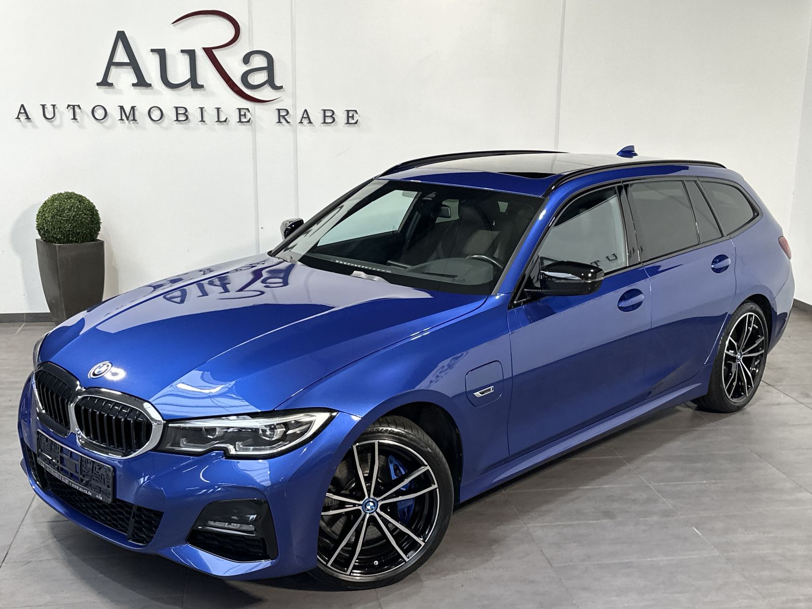 Fahrzeugabbildung BMW 330e Touring M-Sport NAV+LED+AHK+HEAD-UP+PANO+PP