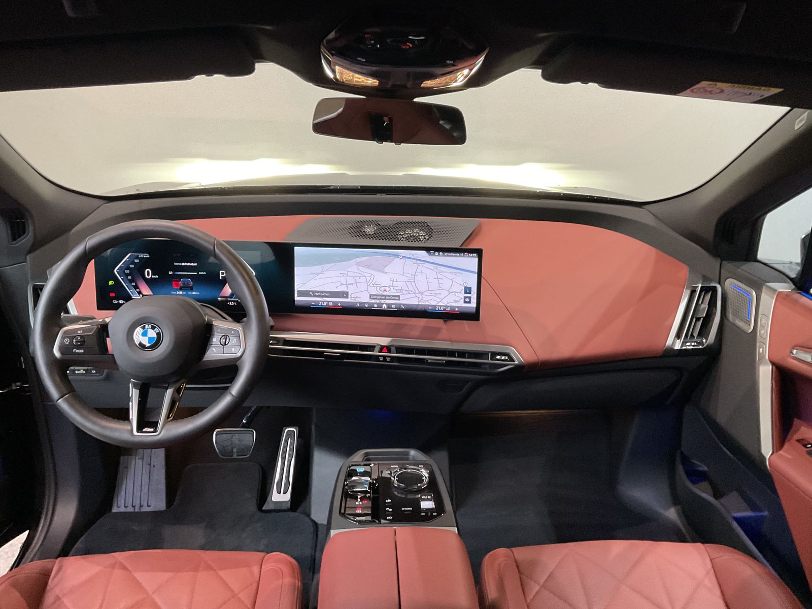 Fahrzeugabbildung BMW iX xDrive60 Sitzbelüftung vorn, Glasdach Sky Lou