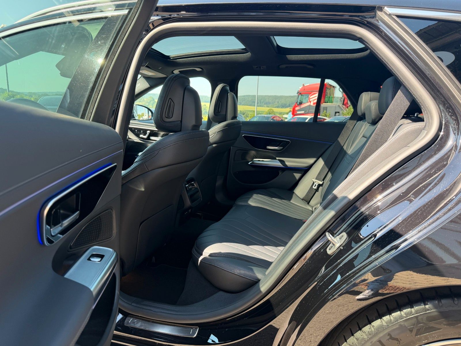 Fahrzeugabbildung Mercedes-Benz E 450d 4M T Avantgarde+Pano+AHK+Distr+Memory