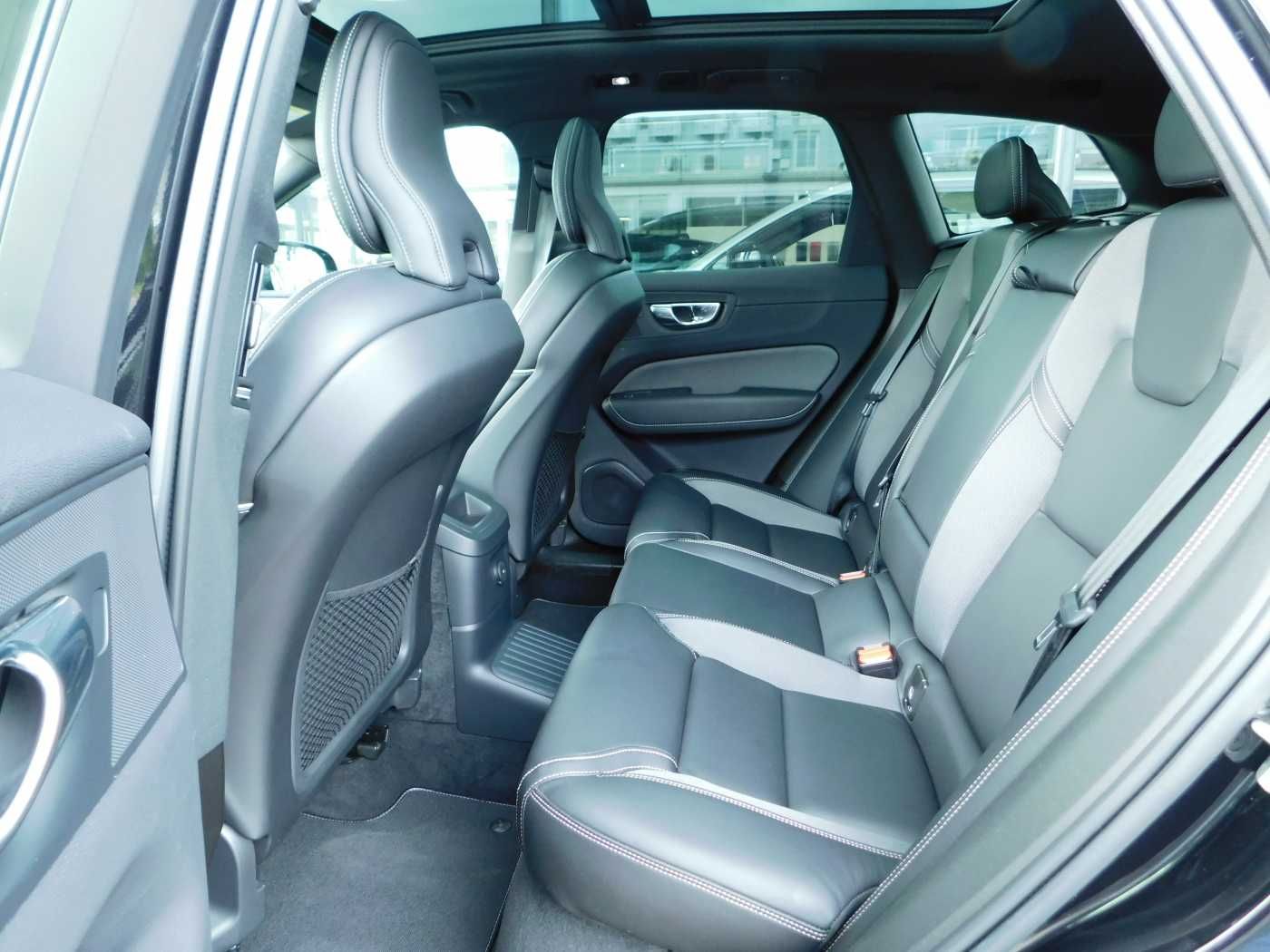 Fahrzeugabbildung Volvo XC60 T6 AWD Recharge R-Design 'Glasdach, AHK'