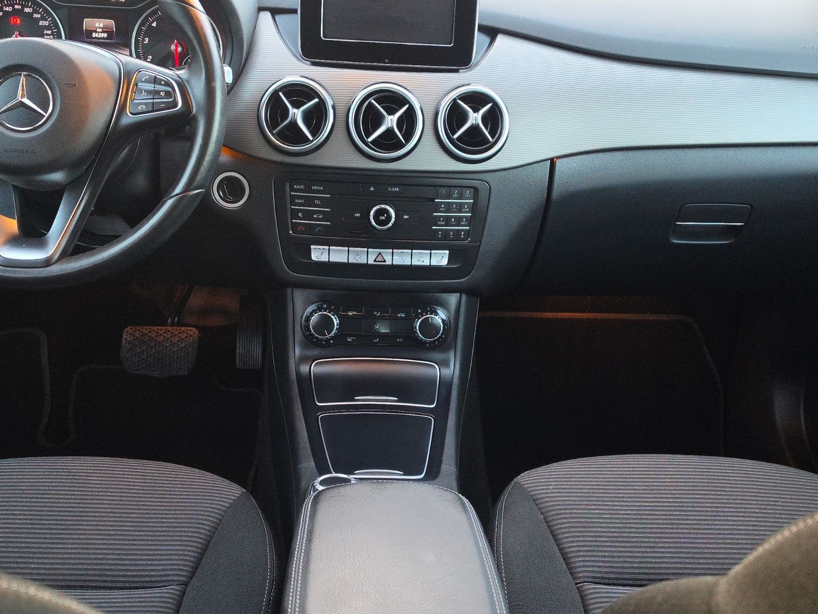 Fahrzeugabbildung Mercedes-Benz B 180 AUTOMATIK KAMERA TEMPOMAT SITZHEIZUNG NAVI