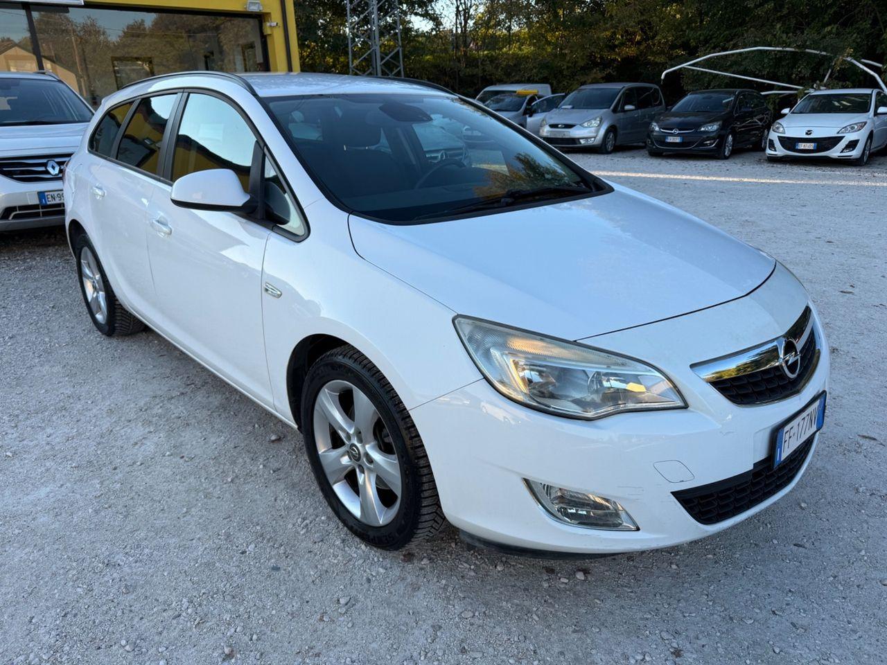 Opel Astra 2011 — rear view