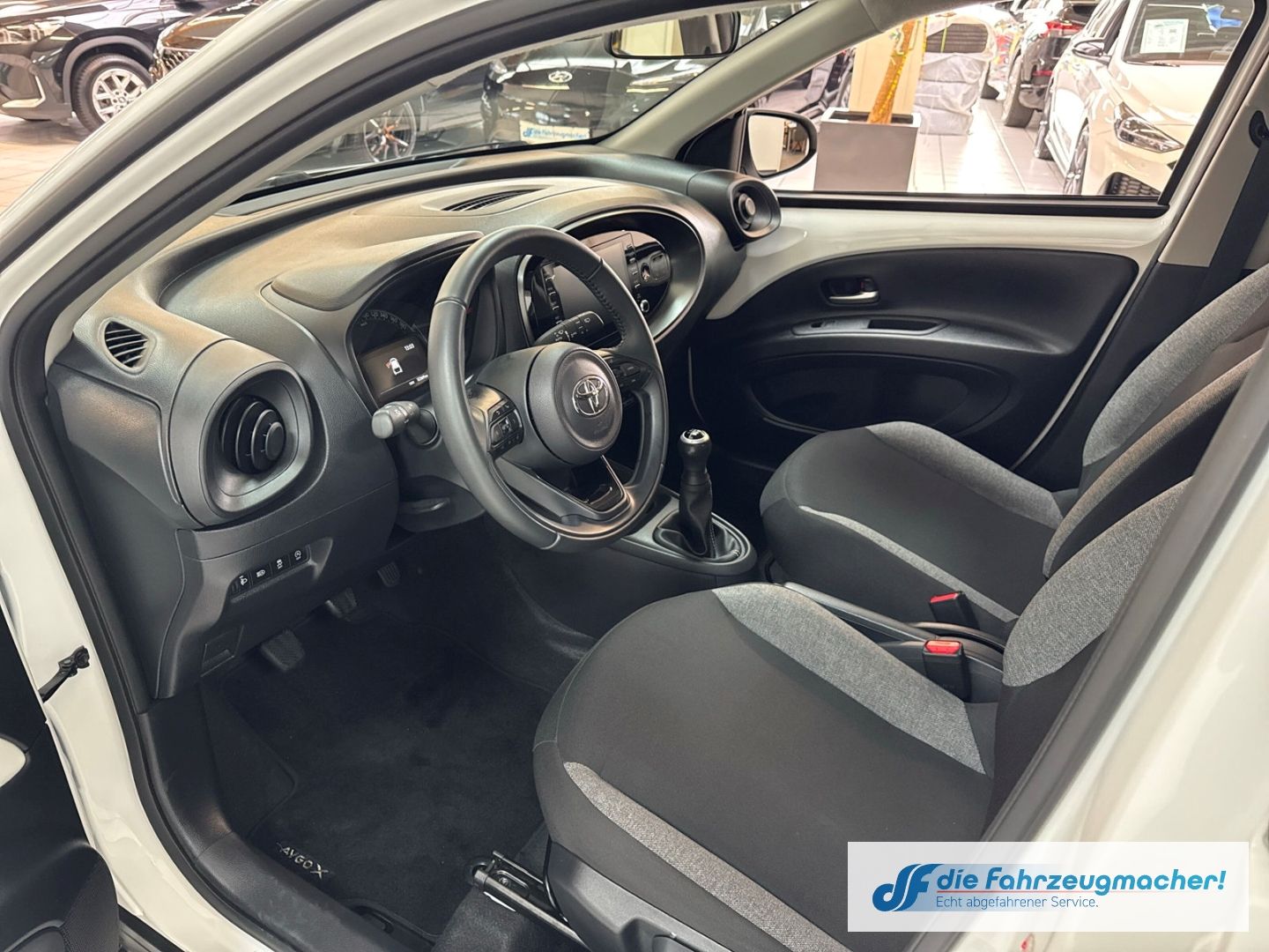 Fahrzeugabbildung Toyota Aygo X Play Apple CarPlay Android Auto Mehrzonen