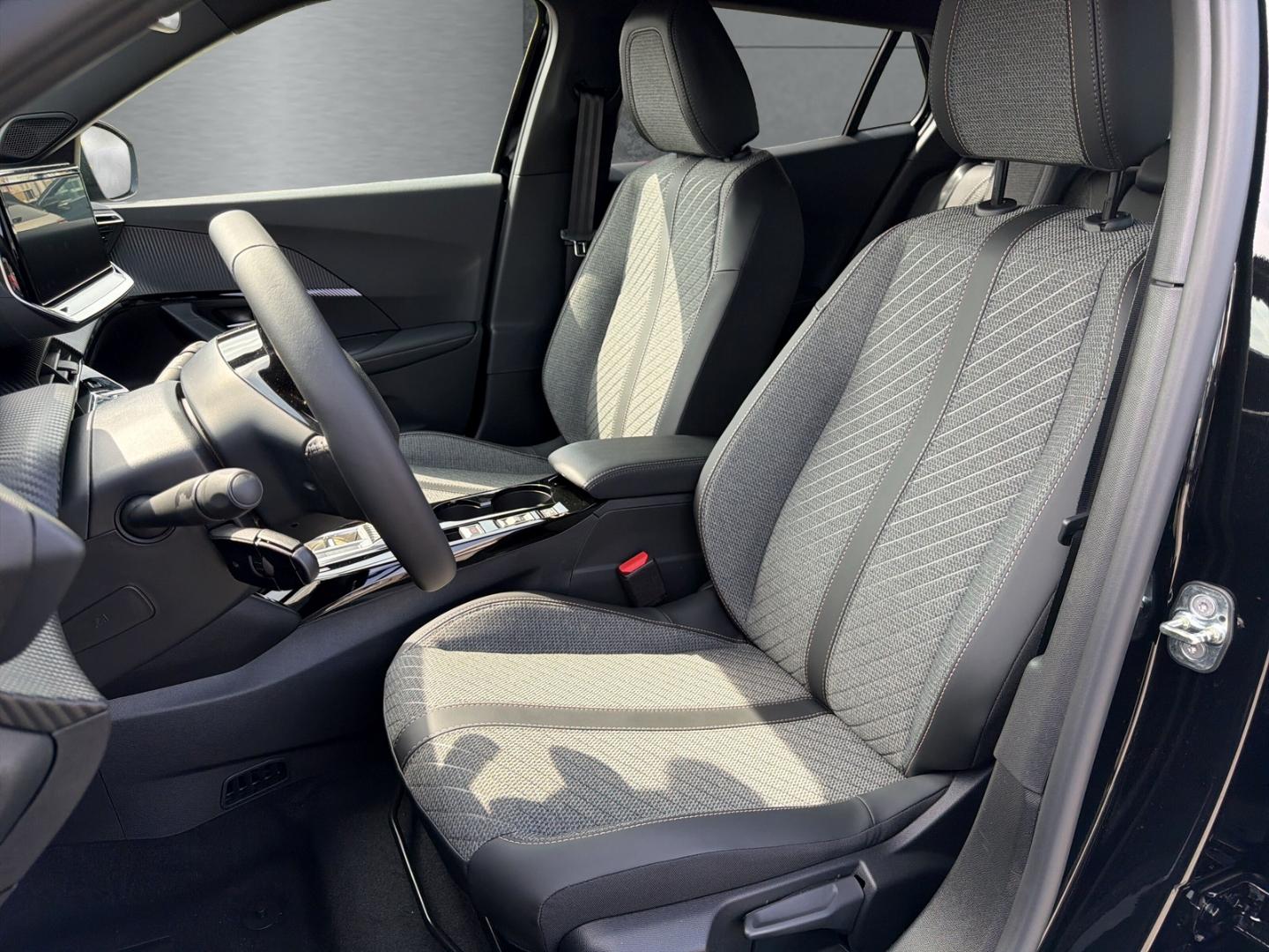 Peugeot 2008 Allure Hybrid 110 e-DSC6 Ganzjahresreifen A