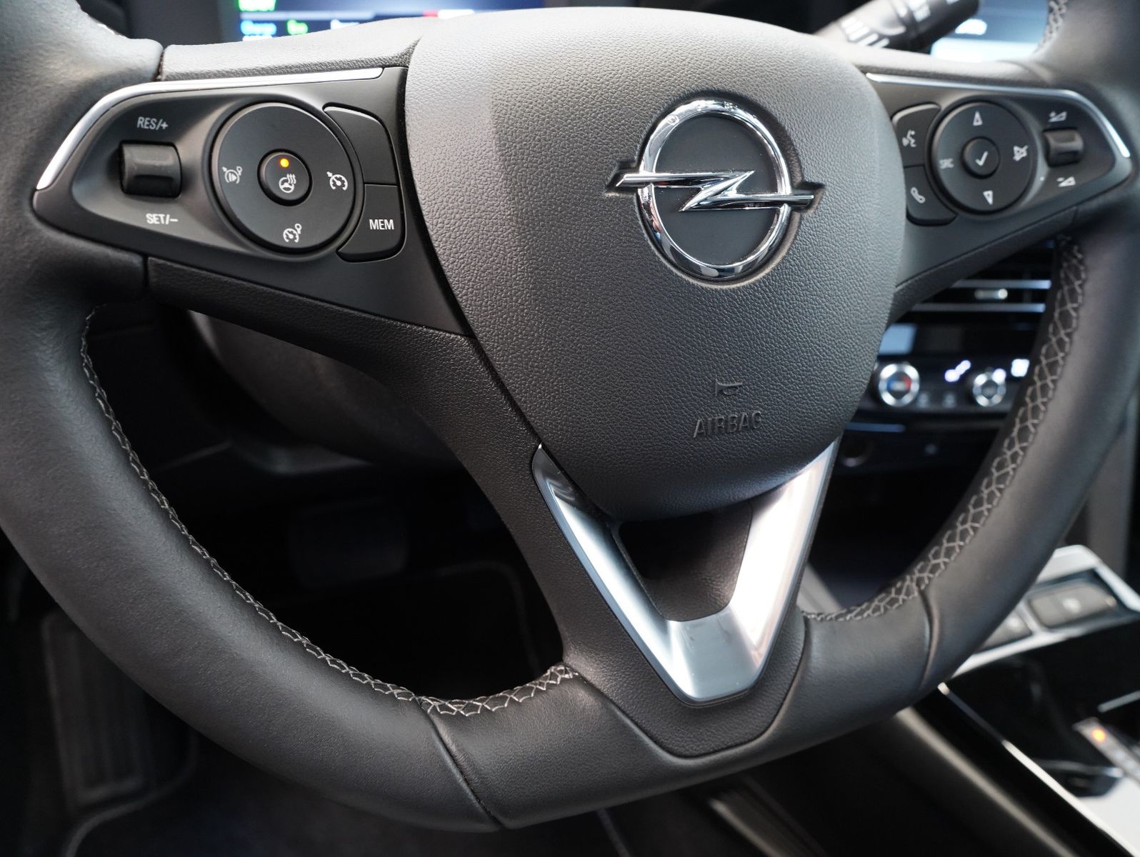 Fahrzeugabbildung Opel Mokka-e Elegance 50KWH/11KW/WÄRMEPUMPE/SOH