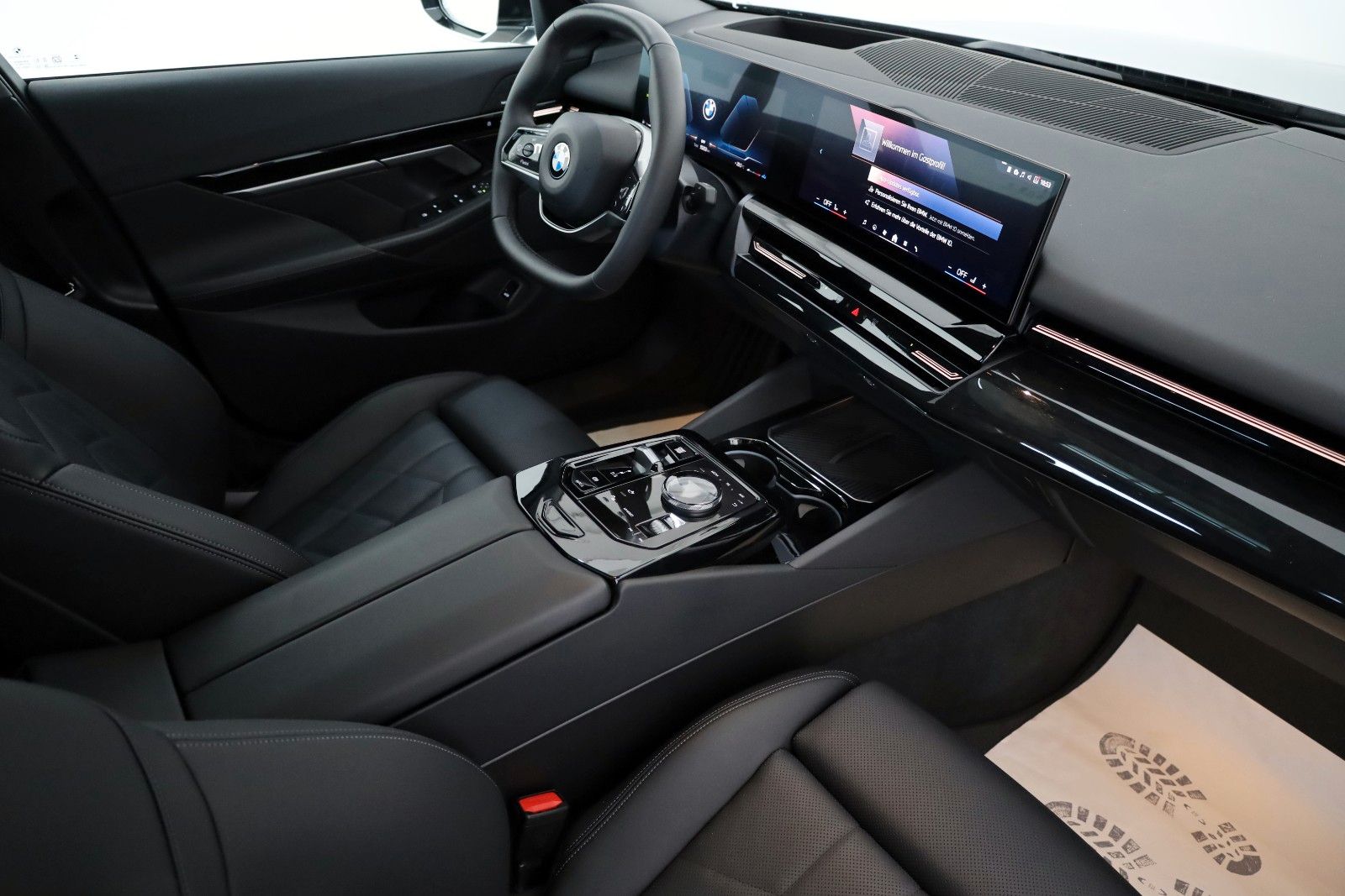 Fahrzeugabbildung BMW 520 d,Travel+Innov. Pak,Panorama,HUD, AHK el,+WR
