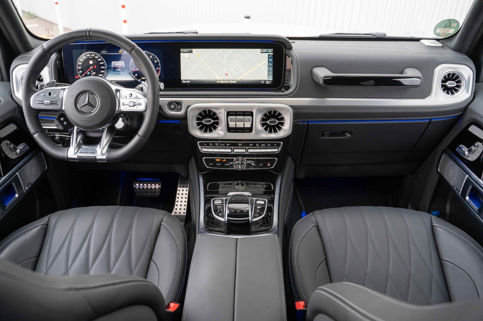 Fahrzeugabbildung Mercedes-Benz G 63AMG INDIVIDUAL BURM PANO 360° 22"AMG NIGHT