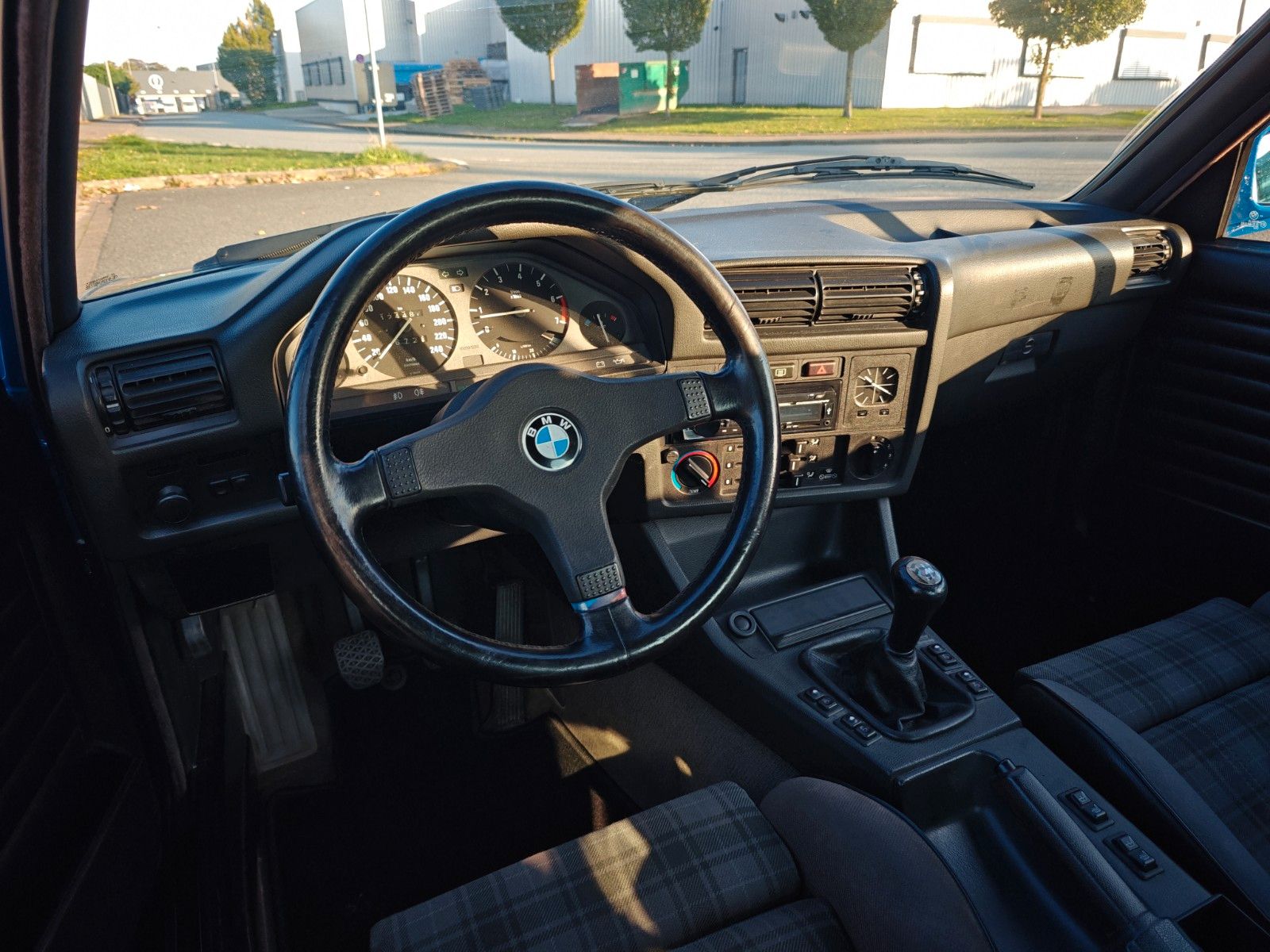 Fahrzeugabbildung BMW 318i Cabrio E30 - Lack NEU, Verdeck NEU