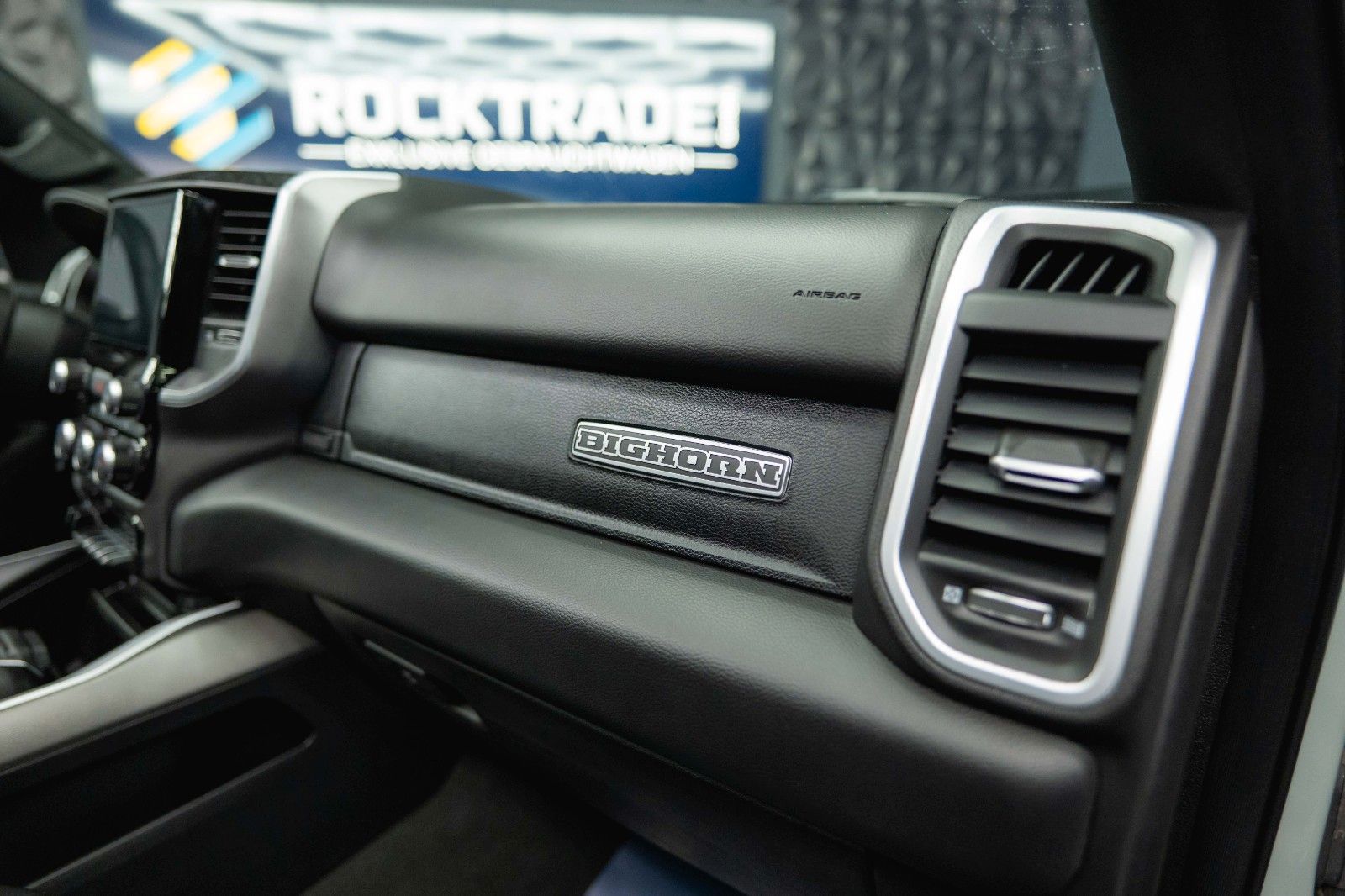 Fahrzeugabbildung Dodge RAM 5.7 V8 HEMI 4x4 OFFROAD Night-Edition *Pano*