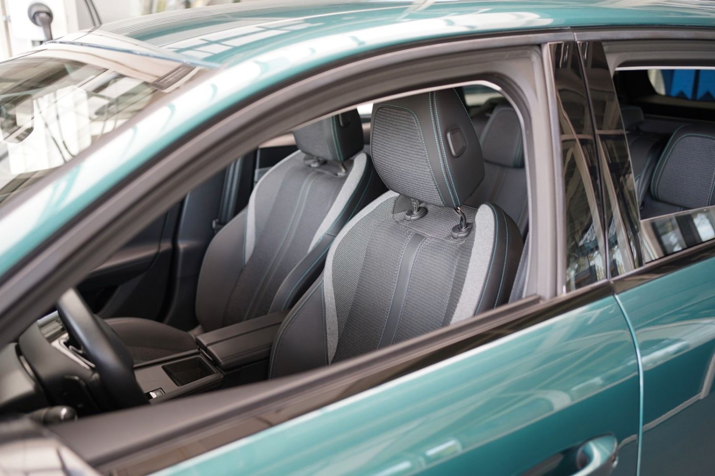 Fahrzeugabbildung Peugeot 308 SW Plug In Hybrid 180 Allure Automatik Navi