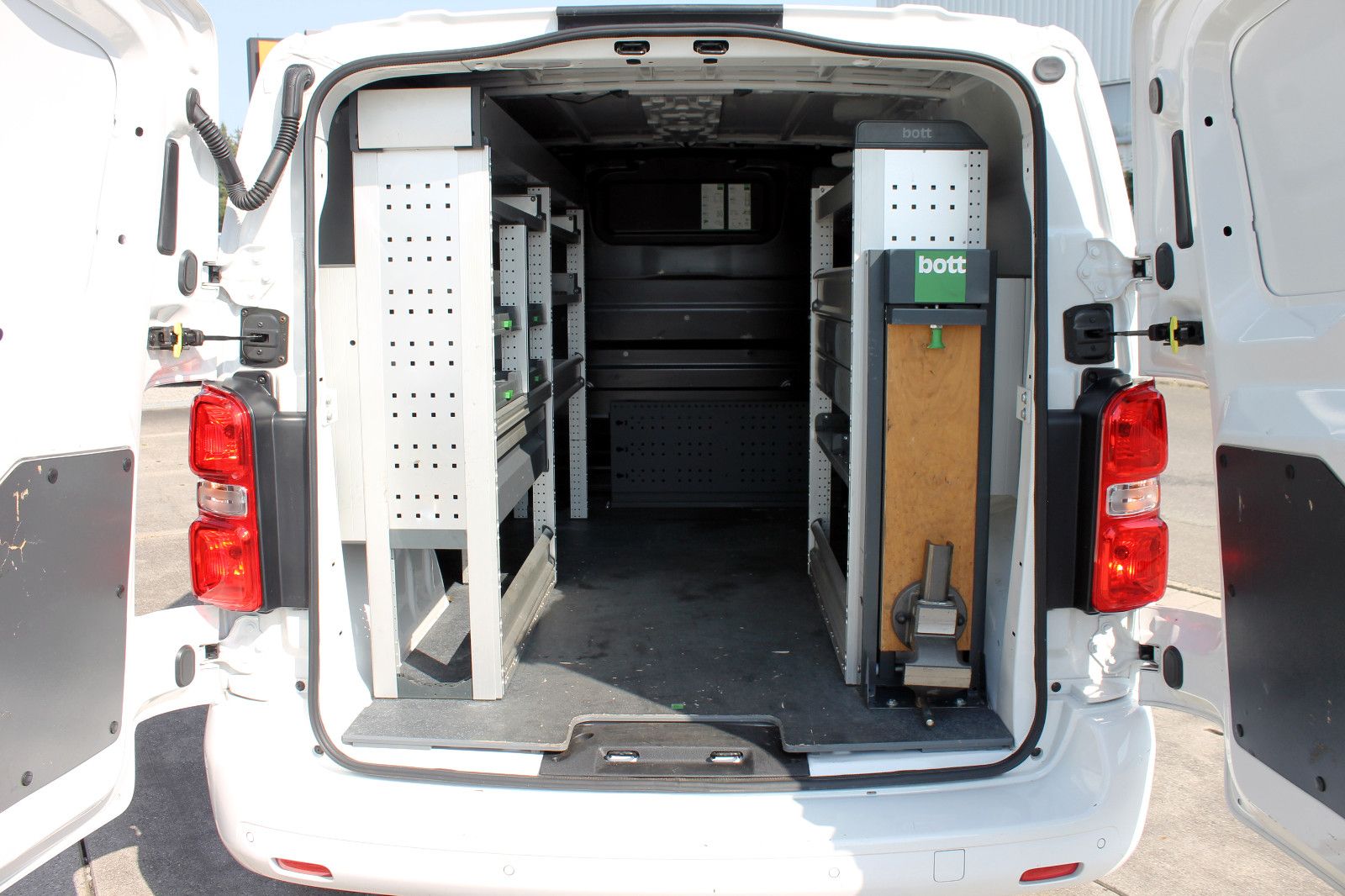 Fahrzeugabbildung Opel Vivaro-e Kasten M 75kWh Elegance 360° PDC TEMP