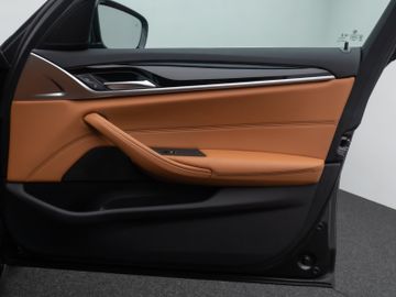 Fahrzeugabbildung BMW 520d xD Tour M Sport HI-FI M Sportfahrwerk