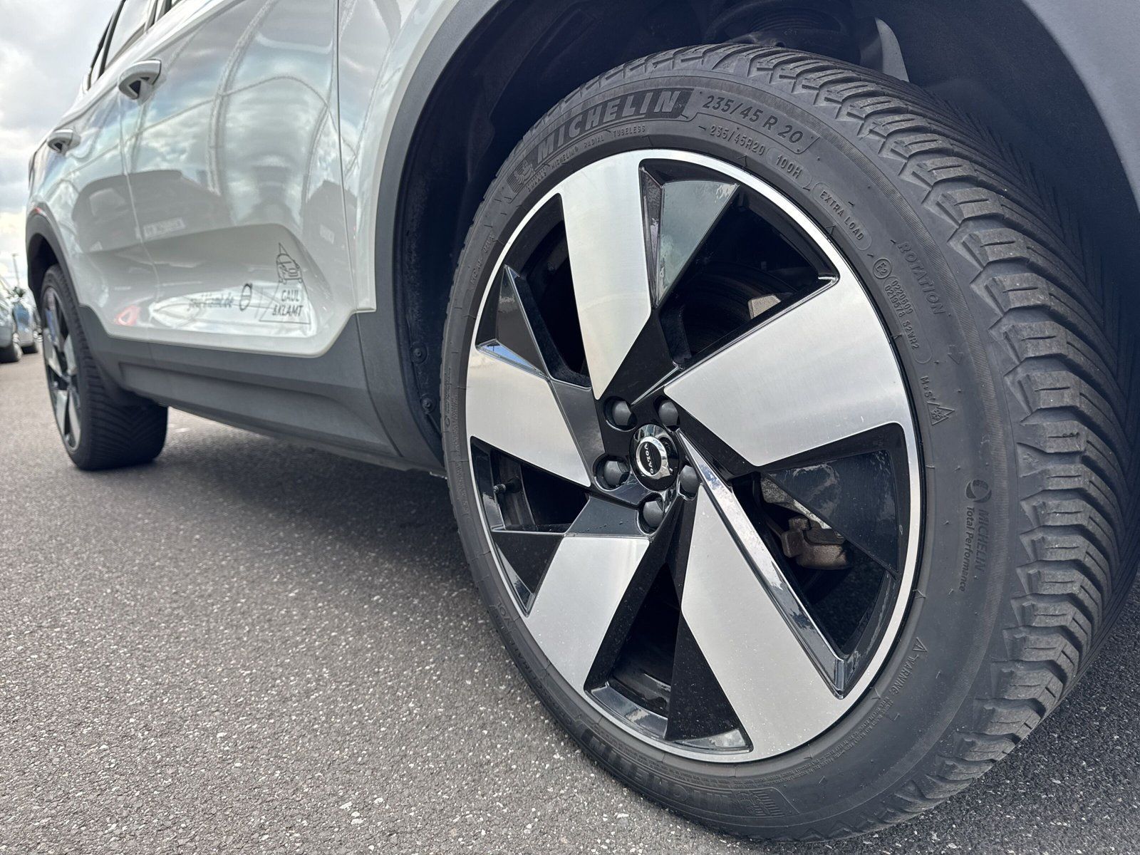 Fahrzeugabbildung Volvo C40  Ultimate Recharge Pure Electric #AWD