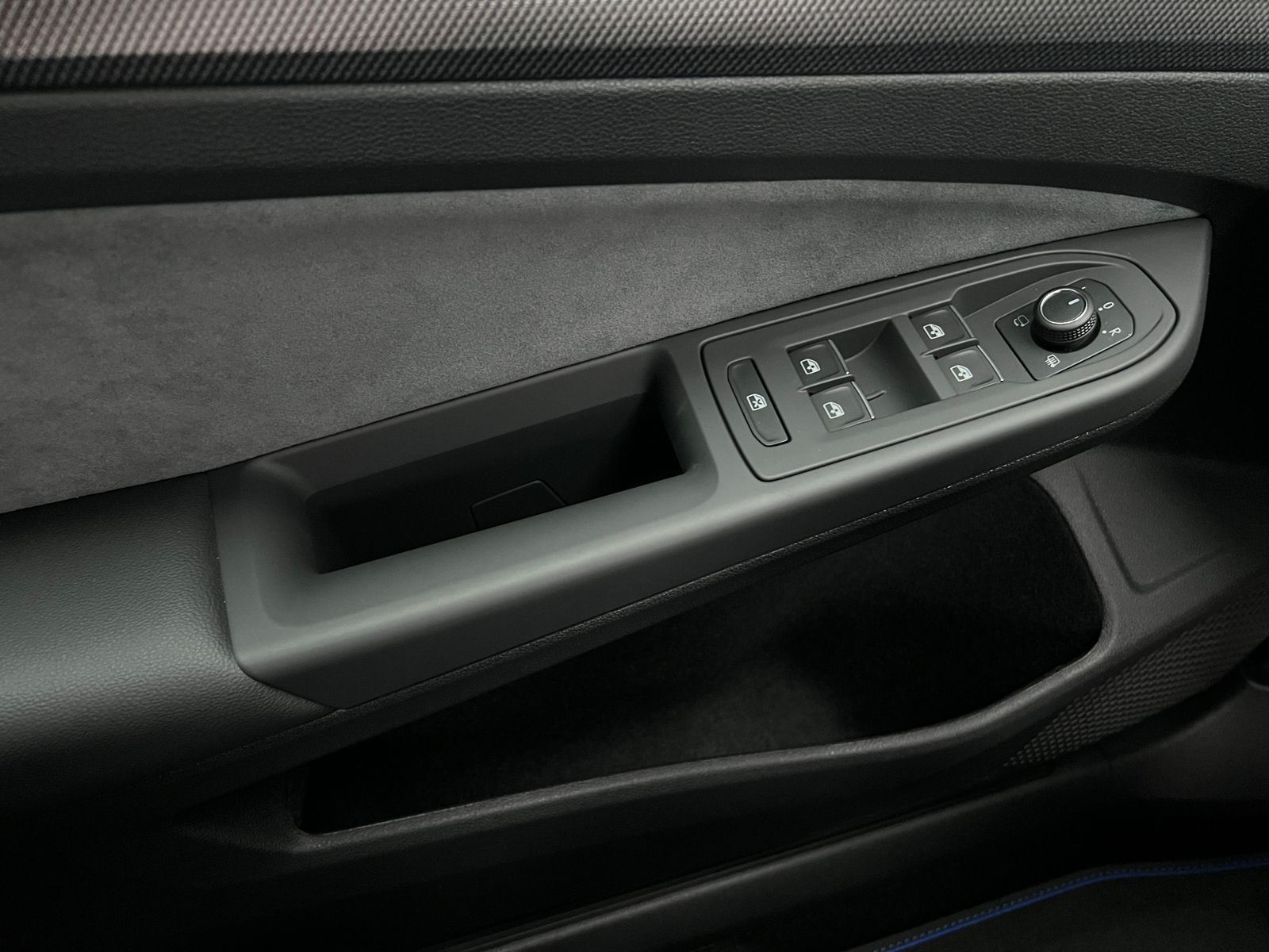 Fahrzeugabbildung Volkswagen Golf VIII R 2.0 TSI DSG 4MOTION *IQ.Light, Black