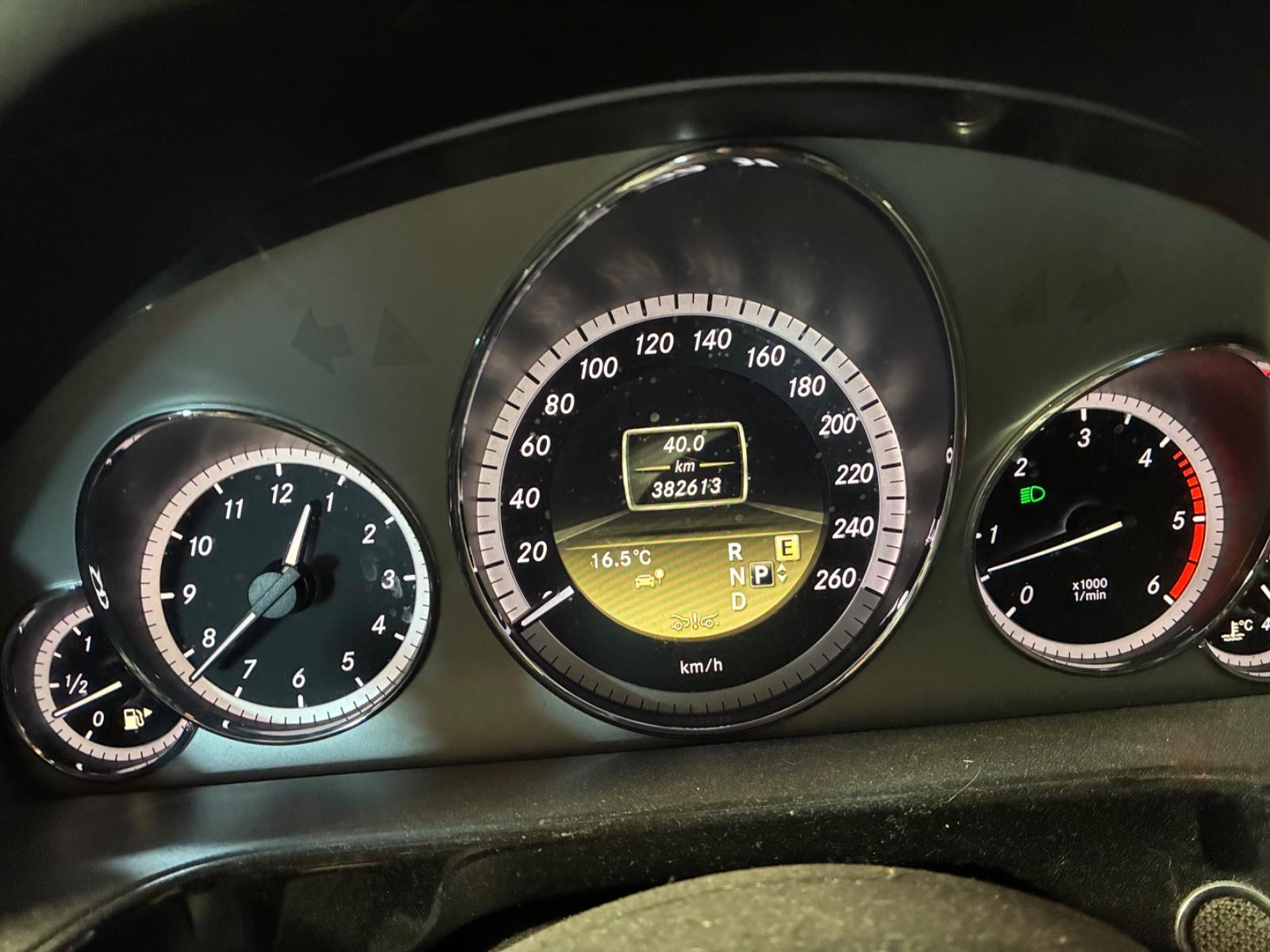 Mercedes-Benz E350 2011 — photo 13