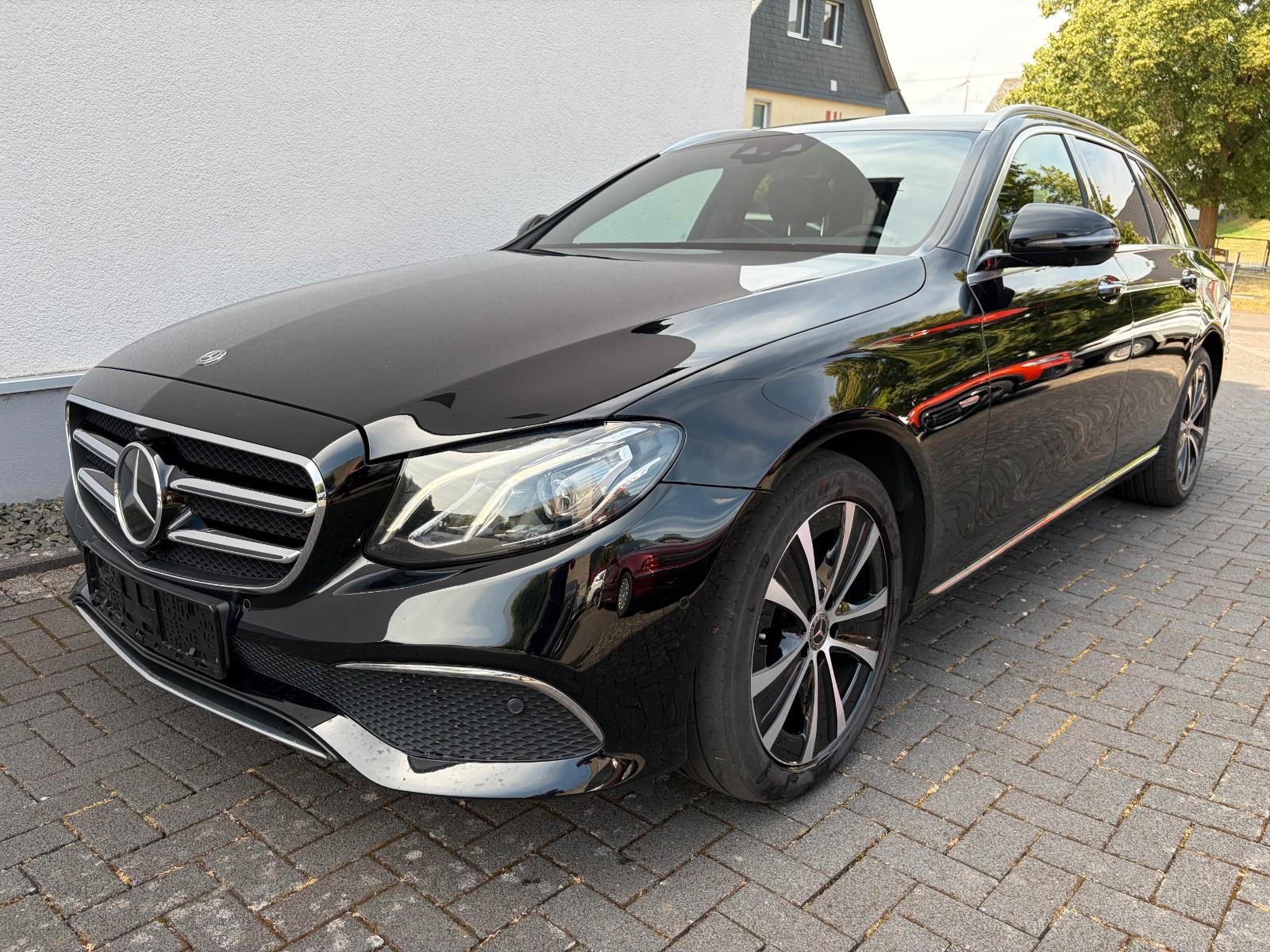 Mercedes-Benz E 220 T*Avantgarde*9G*4Matic*360°*AHK*Distronic*