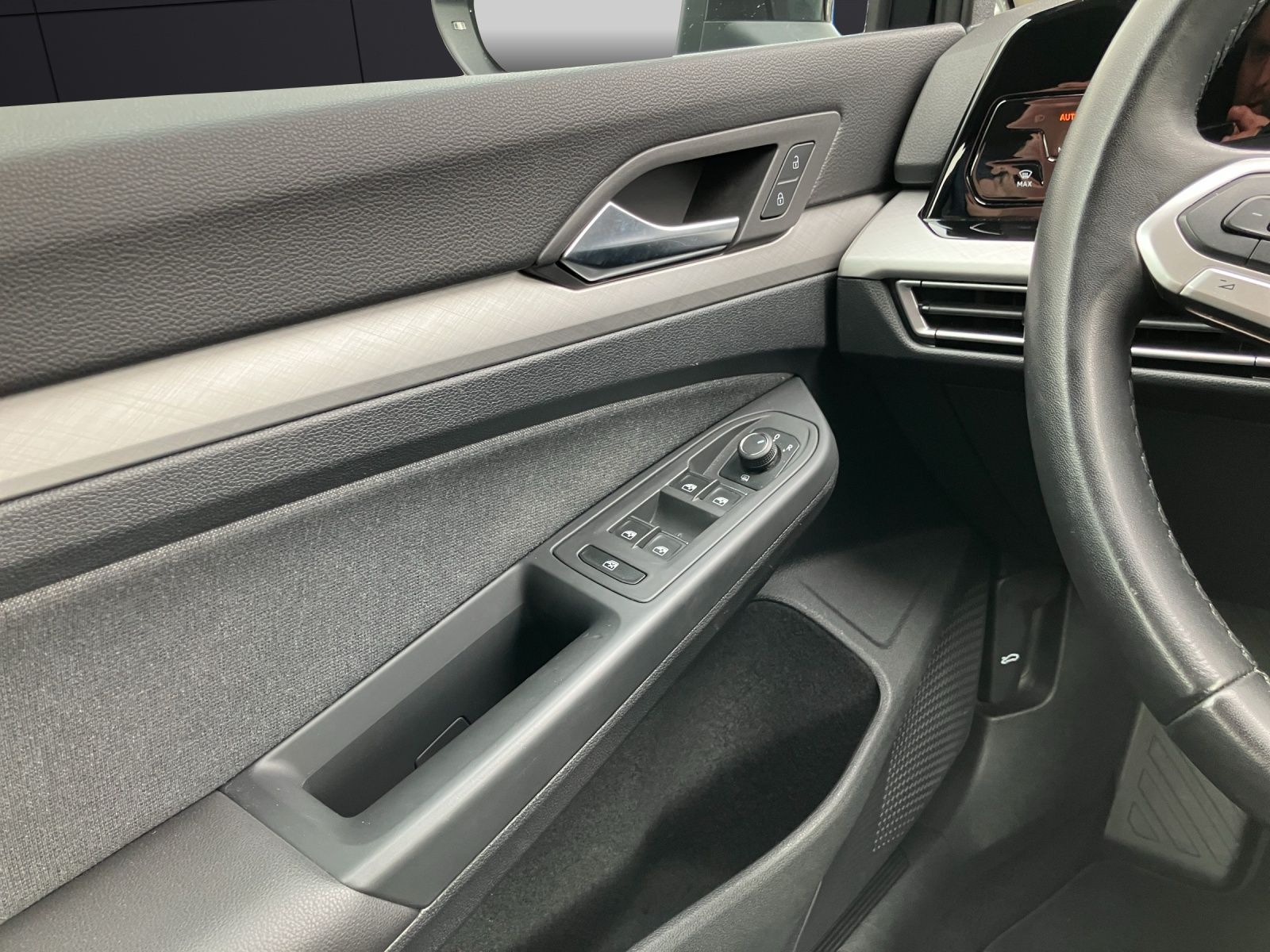 Fahrzeugabbildung Volkswagen Golf VIII Variant Life TDI LED Navi ACC AHK SHZ