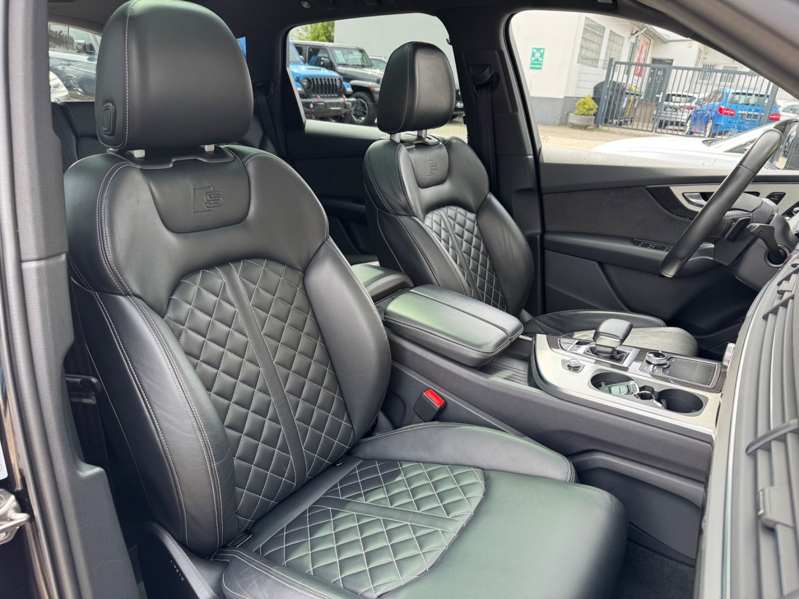 Fahrzeugabbildung Audi SQ7/RAUTEN-SITZE/PANO/AHK/360°Cam/Carbon/BOSE/