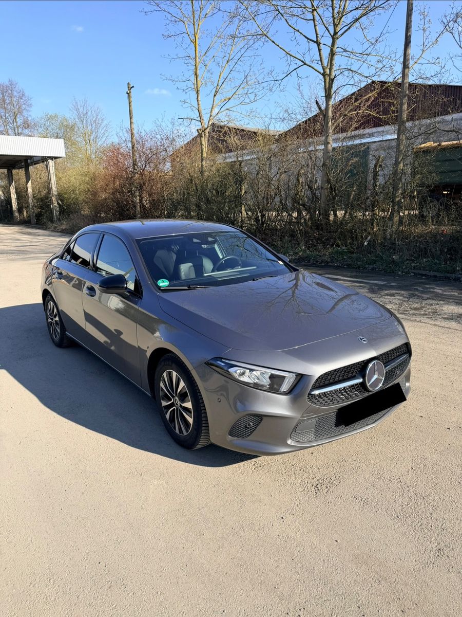MERCEDES-BENZ A 180 Limousine LED/AHK/NIGHT/STHZ/CARPLAY