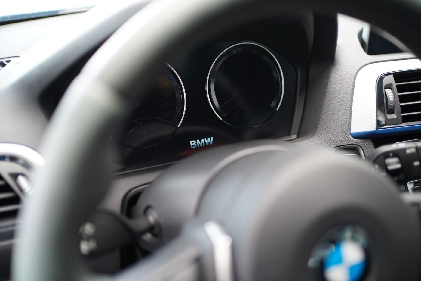 Fahrzeugabbildung BMW 118iA M-Sport KlimaA+LED+Navi+PDC+SHZ+Multi-Lenk