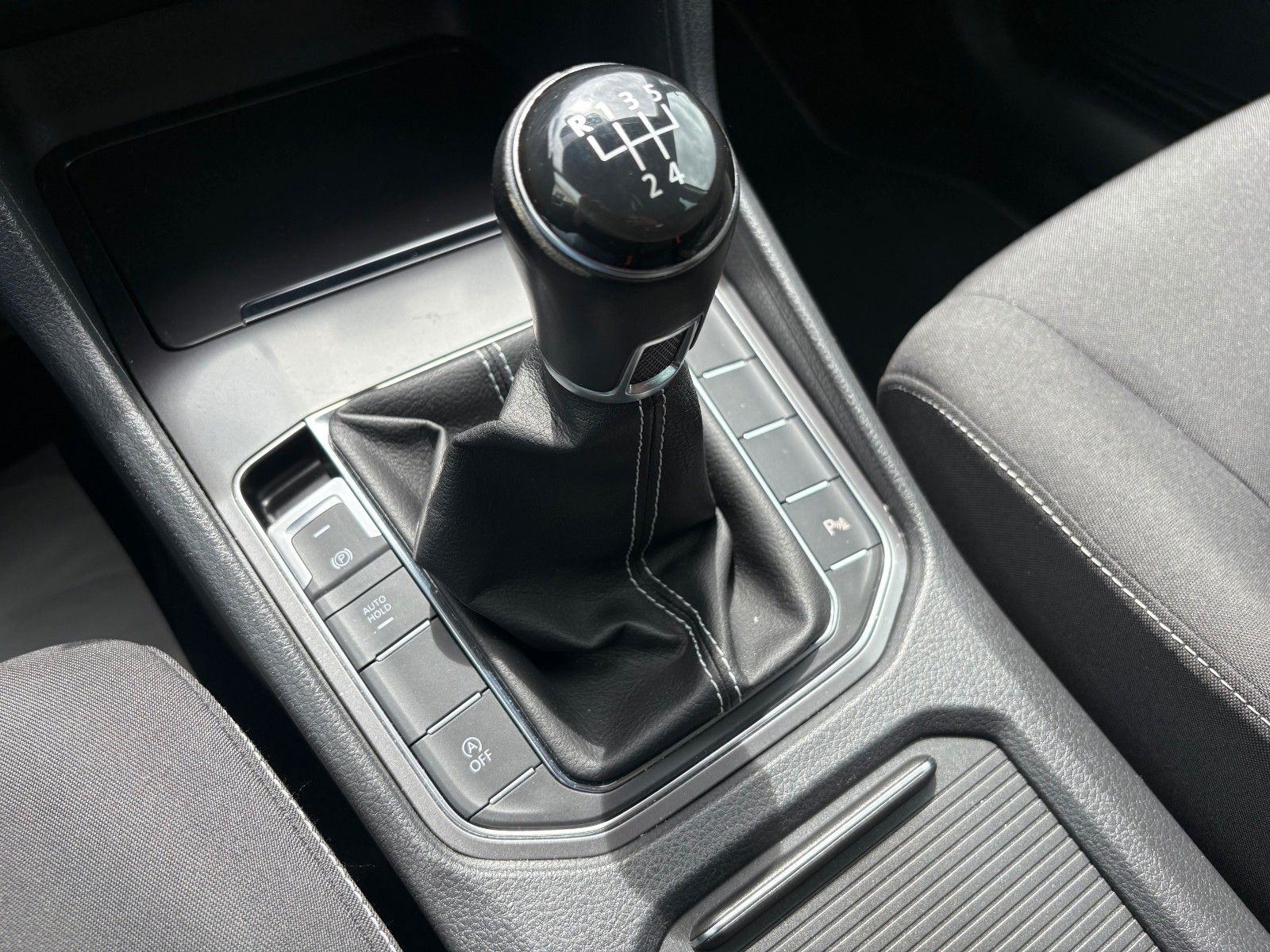 Fahrzeugabbildung Volkswagen Golf Sportsvan VII 1.6 TDI Lounge Navi PDC SHZ