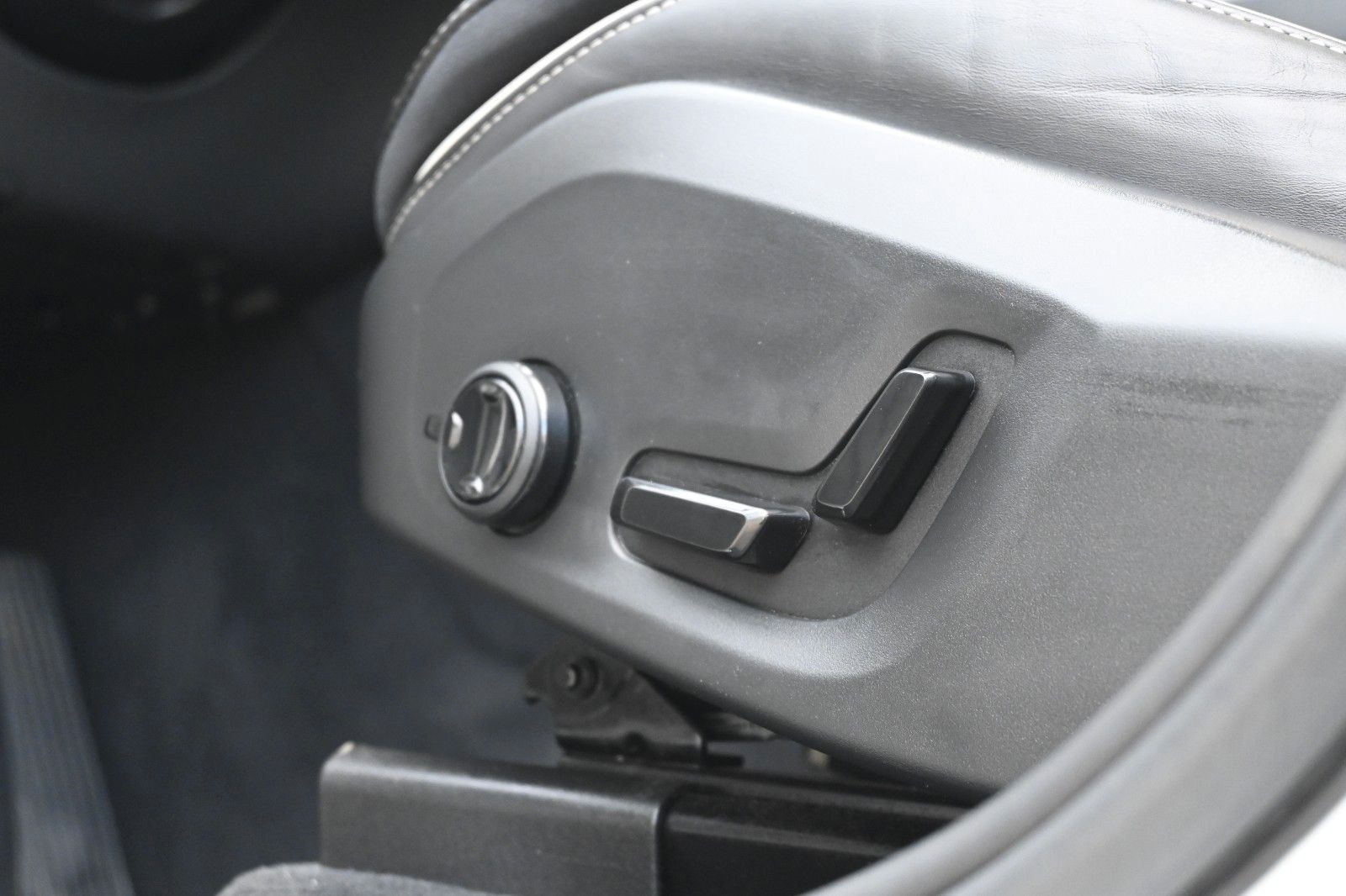 Fahrzeugabbildung Volvo XC60 B4 Ultimate Dark AWD*LUFT*360°*SDTHZG*LED